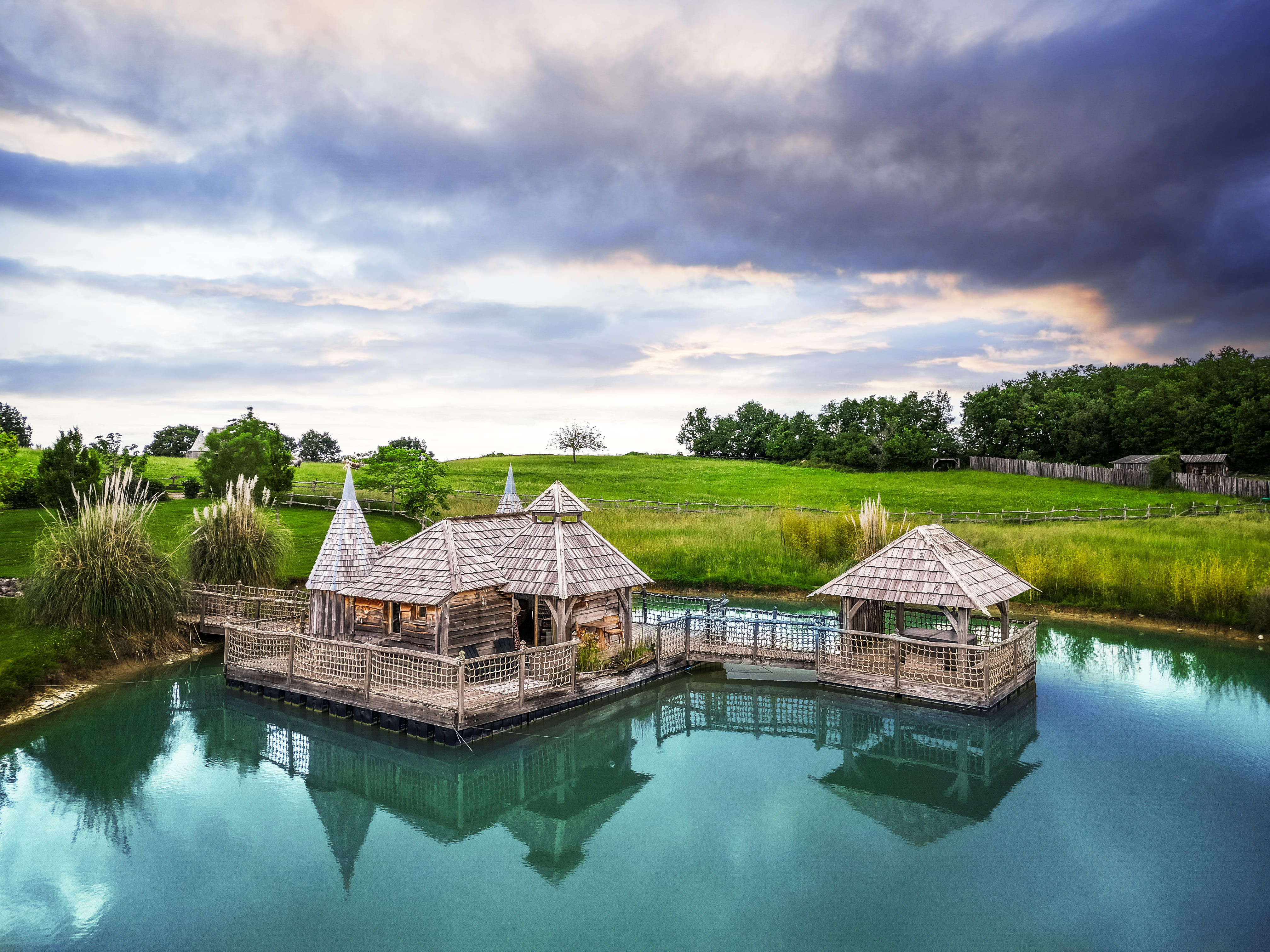 Cabane Château Biron & spa : une évasion sur l'eau en Aquitaine — Cabane à Beaumontois En Perigord