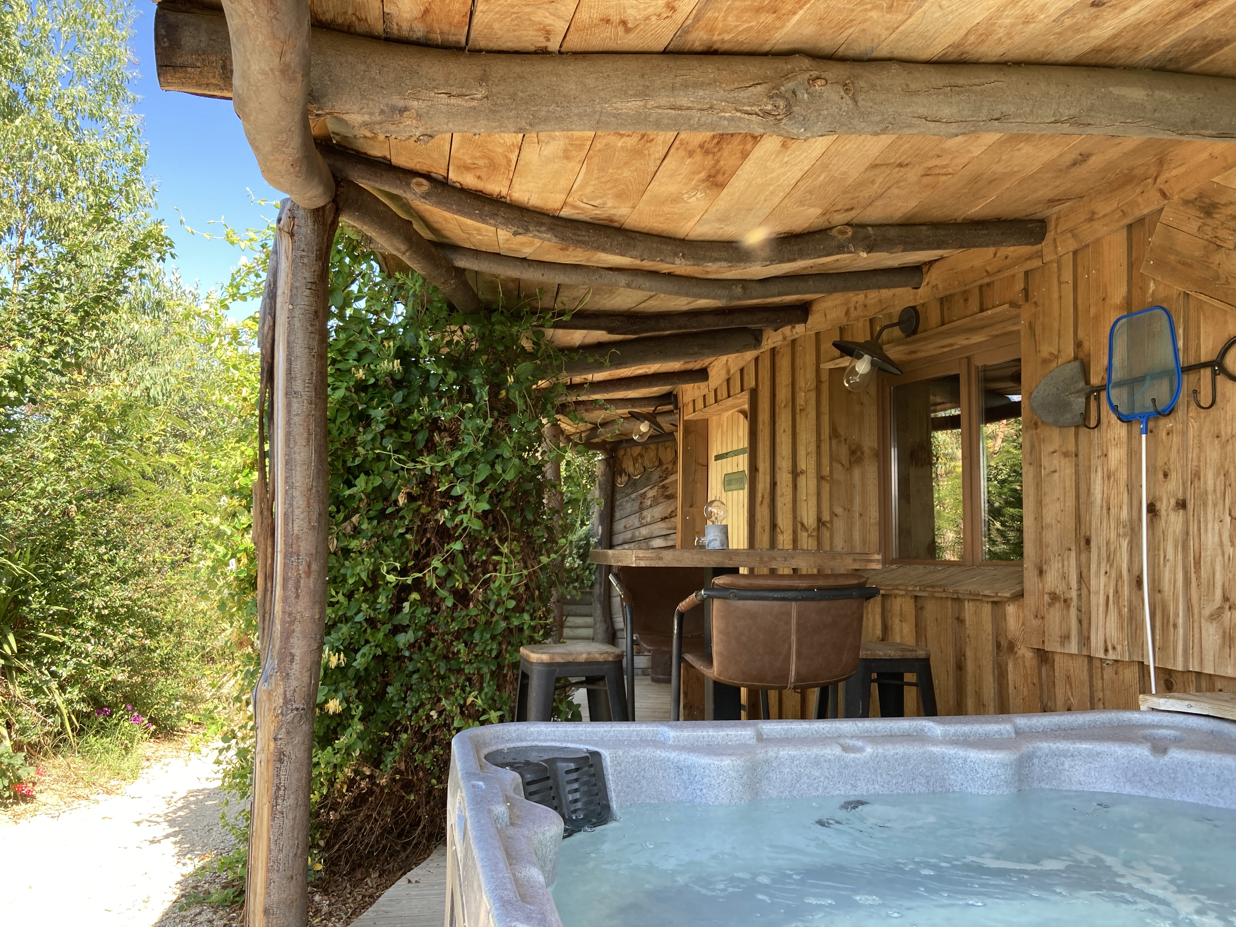 Évasion dans une maison de hobbit avec spa privatif à Villarzel Du Razès — vue depuis la terrasse