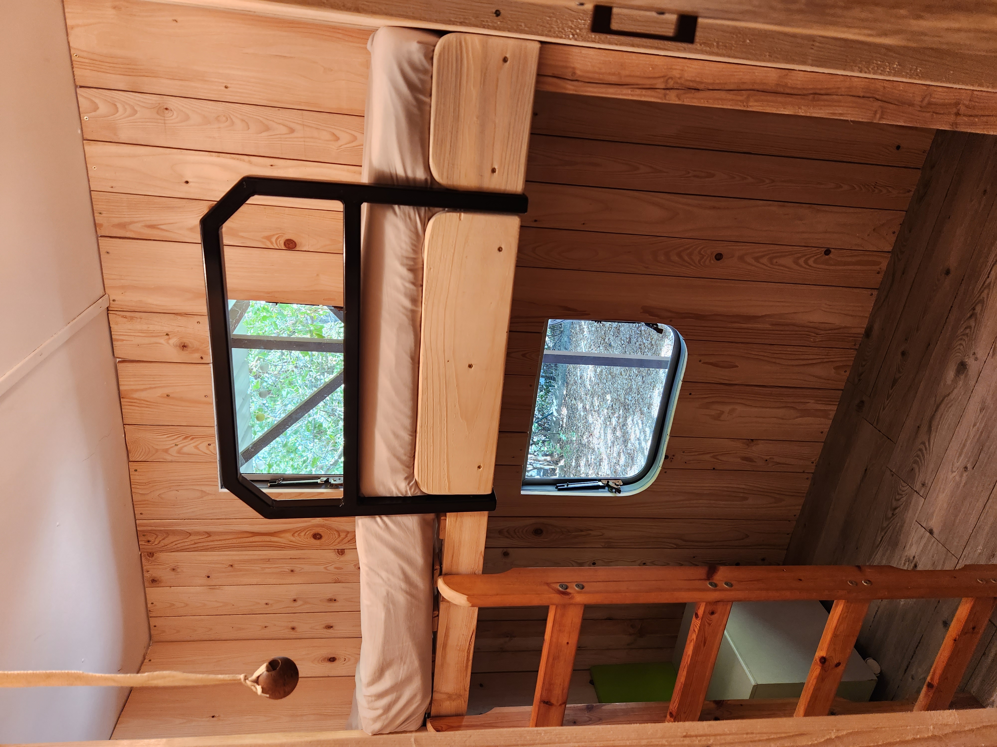 Le Truck-Lodge et SPA privatif LE BERLIET GAK : Une expérience inclassable en Provence à Saint-Andiol — vue depuis la terrasse