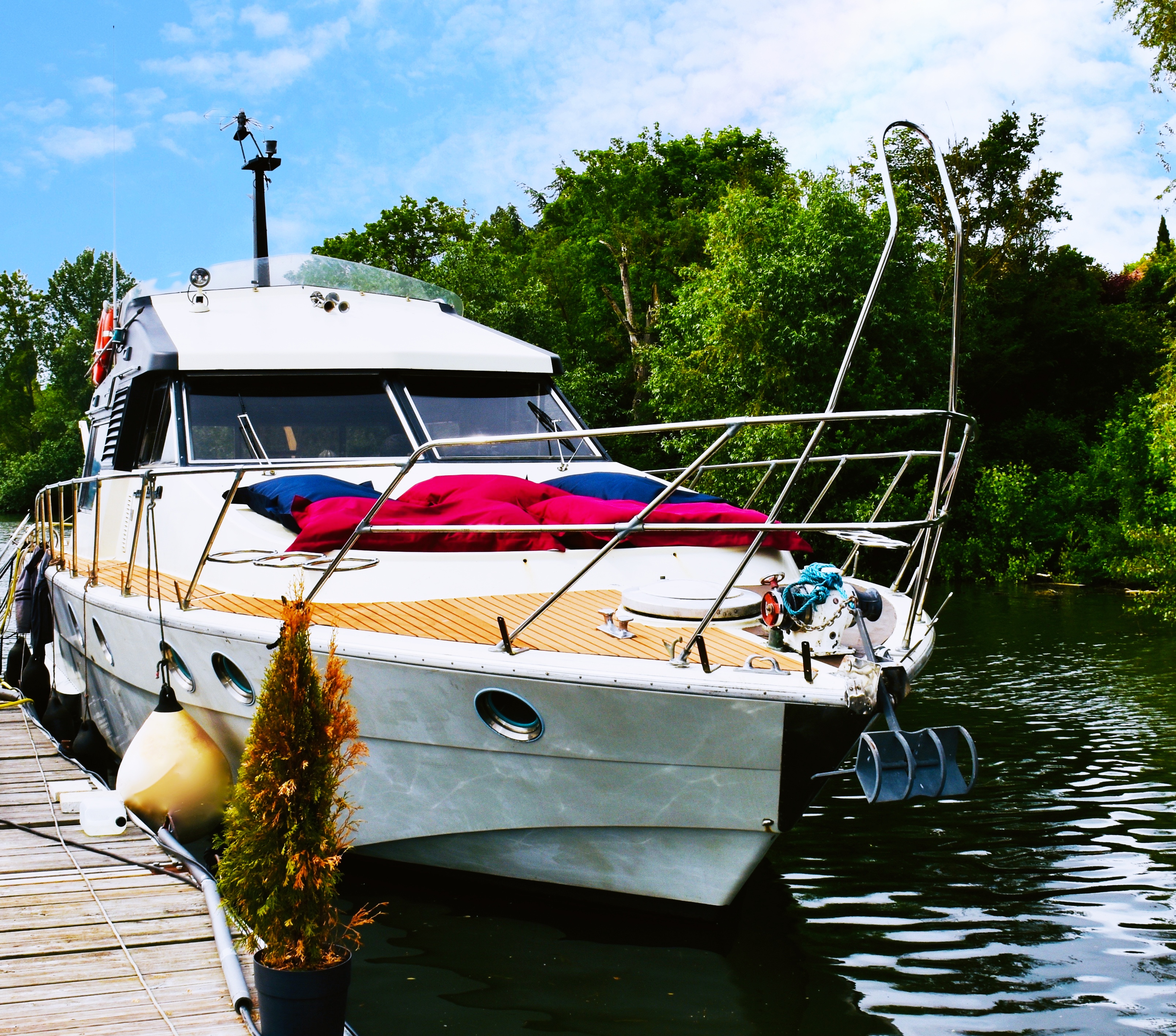 Yacht L'Odysea — Péniche avec spa à Port Ilon (Yvelines) à Saint-Martin-la-Garenne — vue depuis la terrasse