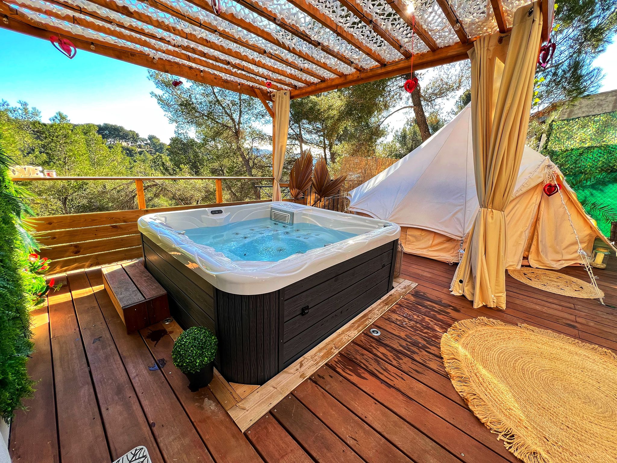 La tente lodge spa de MFG — Tente lodge avec jacuzzi à Cantaron