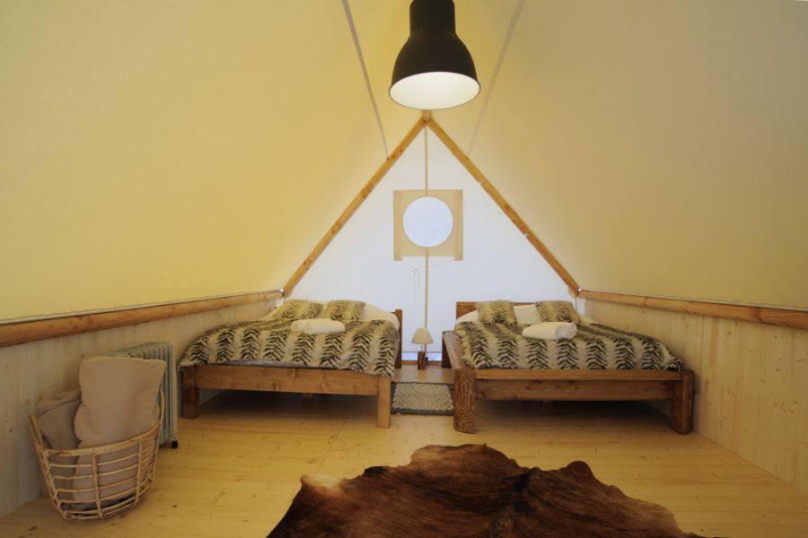 Les Lodges du Domaine de Suzel — Lodge safari avec spa en Isère à Saint-Quentin-sur-Isère — salle de bain