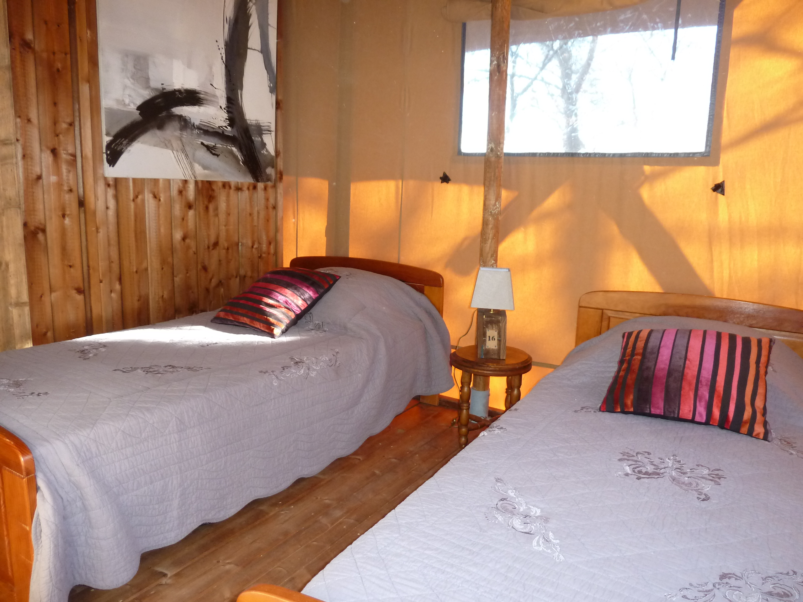 Tente Lodge Spa La Pinède : un safari en pleine nature à Trets — détail architectural