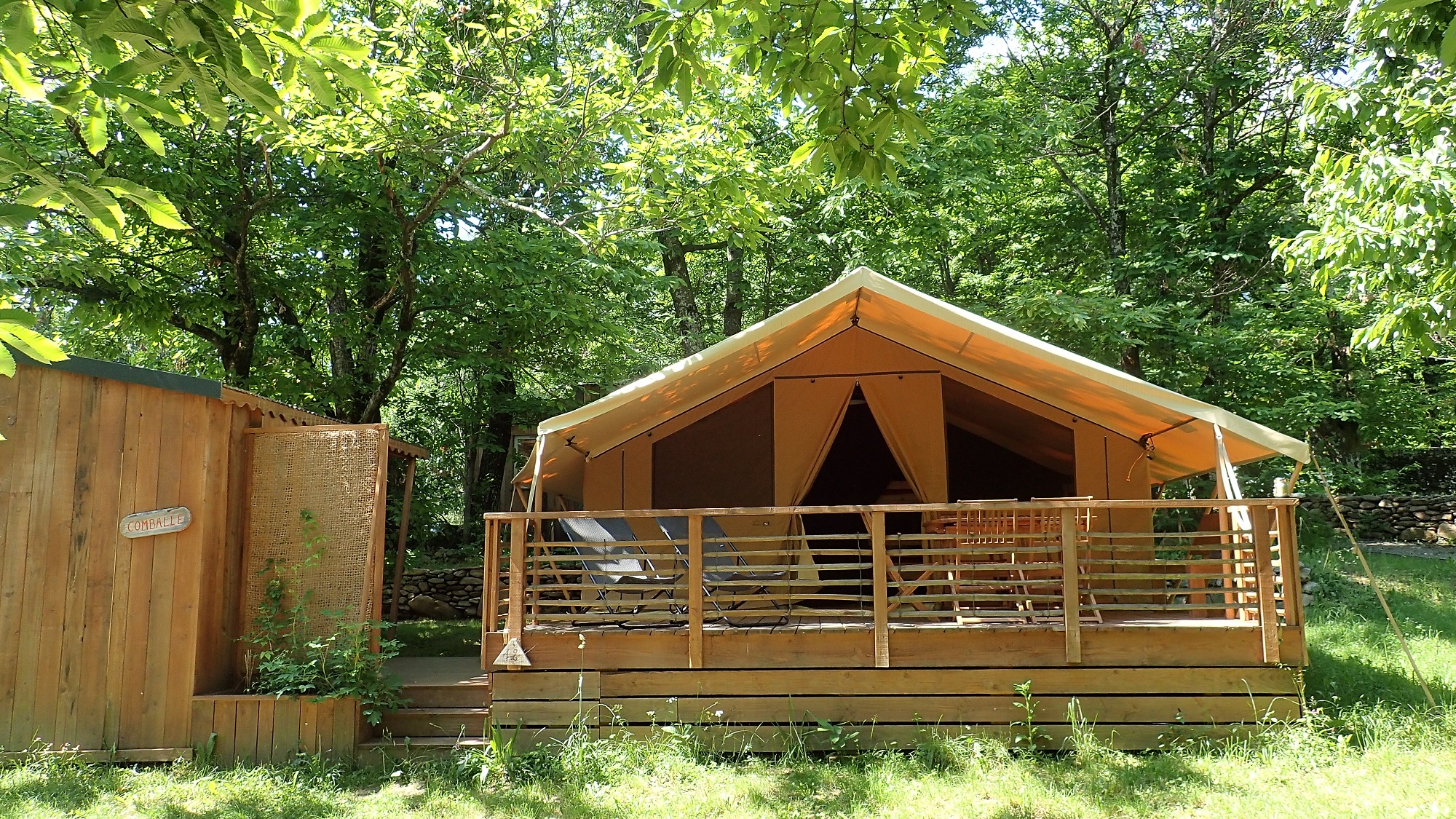 Tente Lodge La Châtaigneraie — Glamping avec spa en Ardèche à Aubenas — vue intérieure