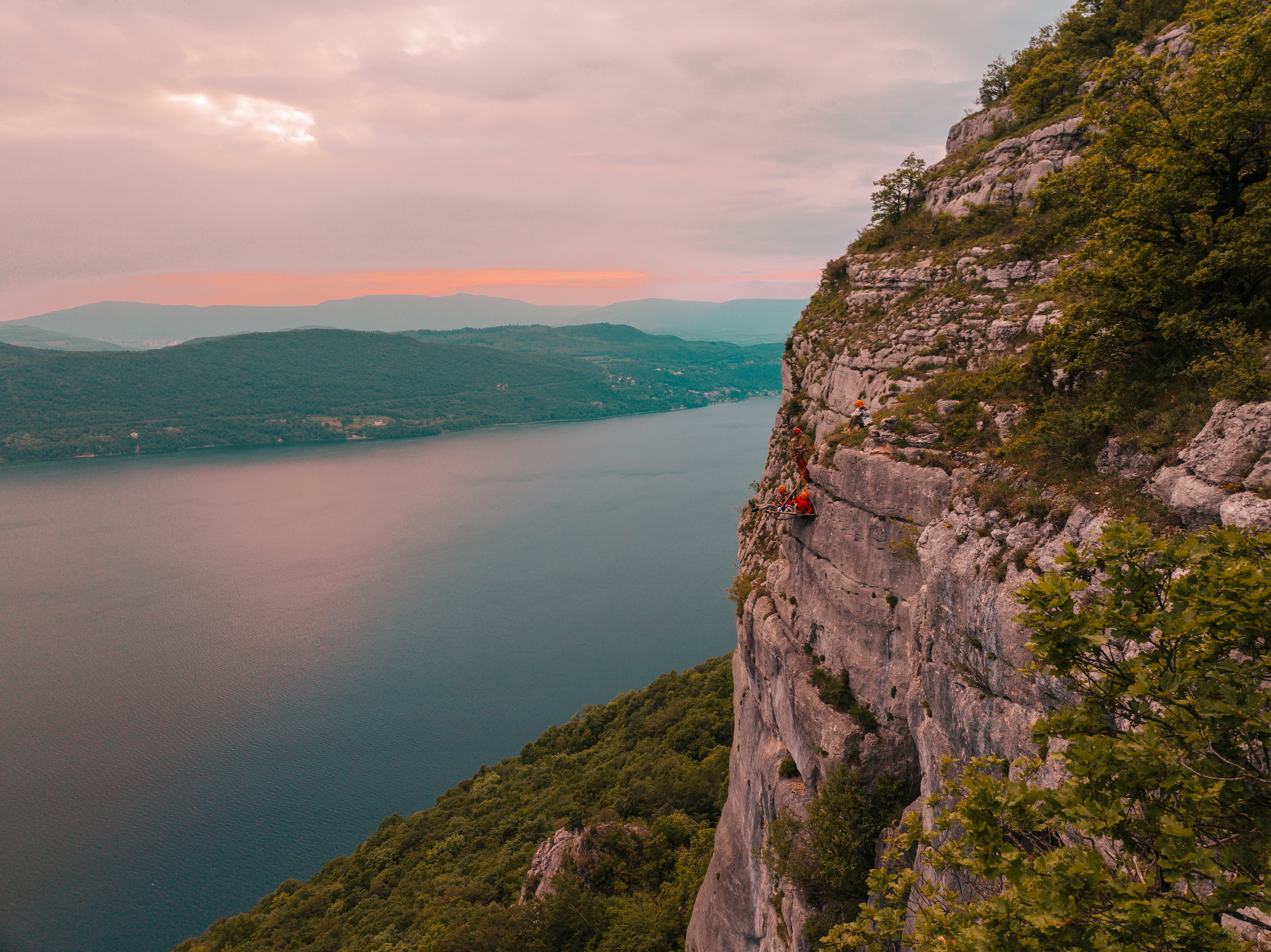 Nuit Suspendue en Falaise — Hébergement insolite avec spa à Savoie à Brison-Saint-Innocent — espace de vie