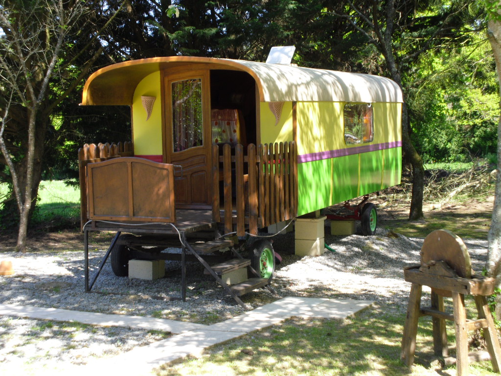 Roulotte Nino : une escapade enchantée en Pays de la Loire à Landeronde — salle de bain