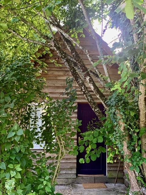 Chalet au bord de l’eau et des chevaux : une escapade romantique en Bourgogne à Sauvigny Les Bois — espace de vie