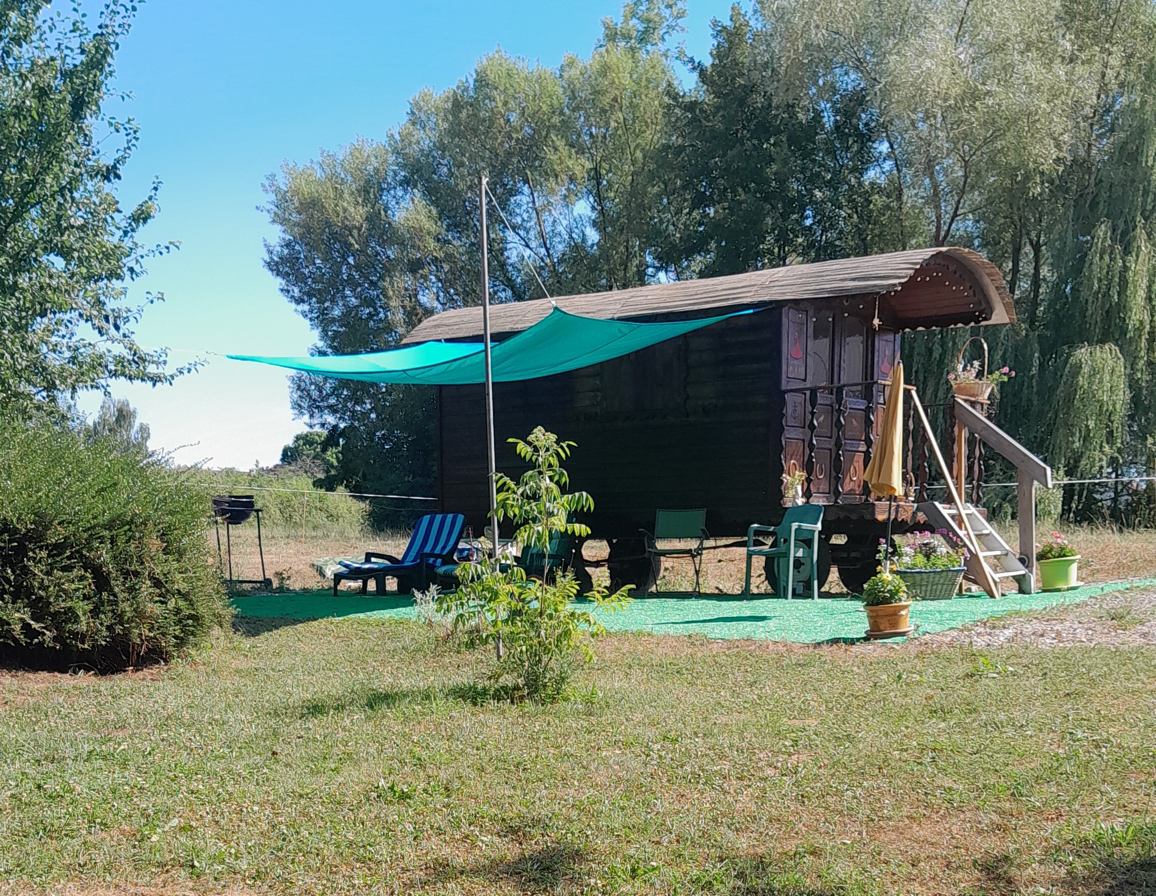 La roulotte au bord de l'étang — Roulotte cosy avec spa dans le Jura
