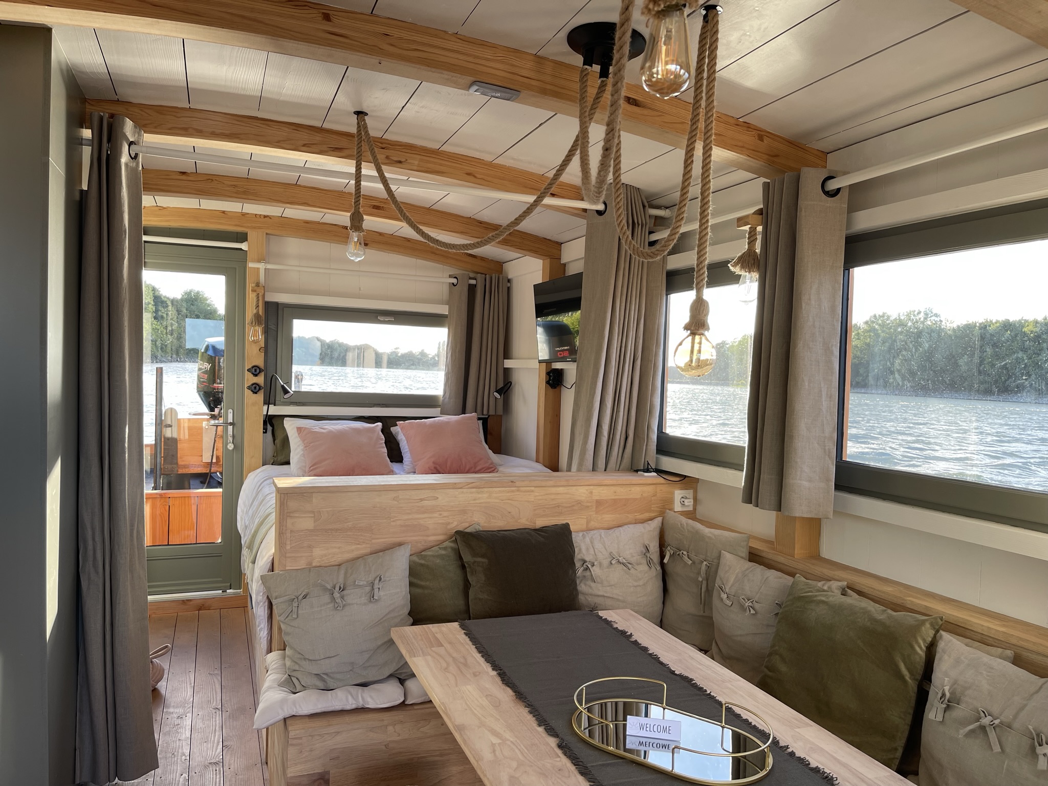 Vivez l'expérience unique de la Toue Cabanée Princesse de Loire à Orée D'anjou — salle de bain