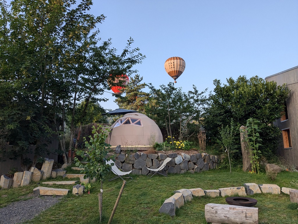Dôme toile et bois : une nuit presque à la belle étoile à Chambon Sur Lac — vue depuis la terrasse
