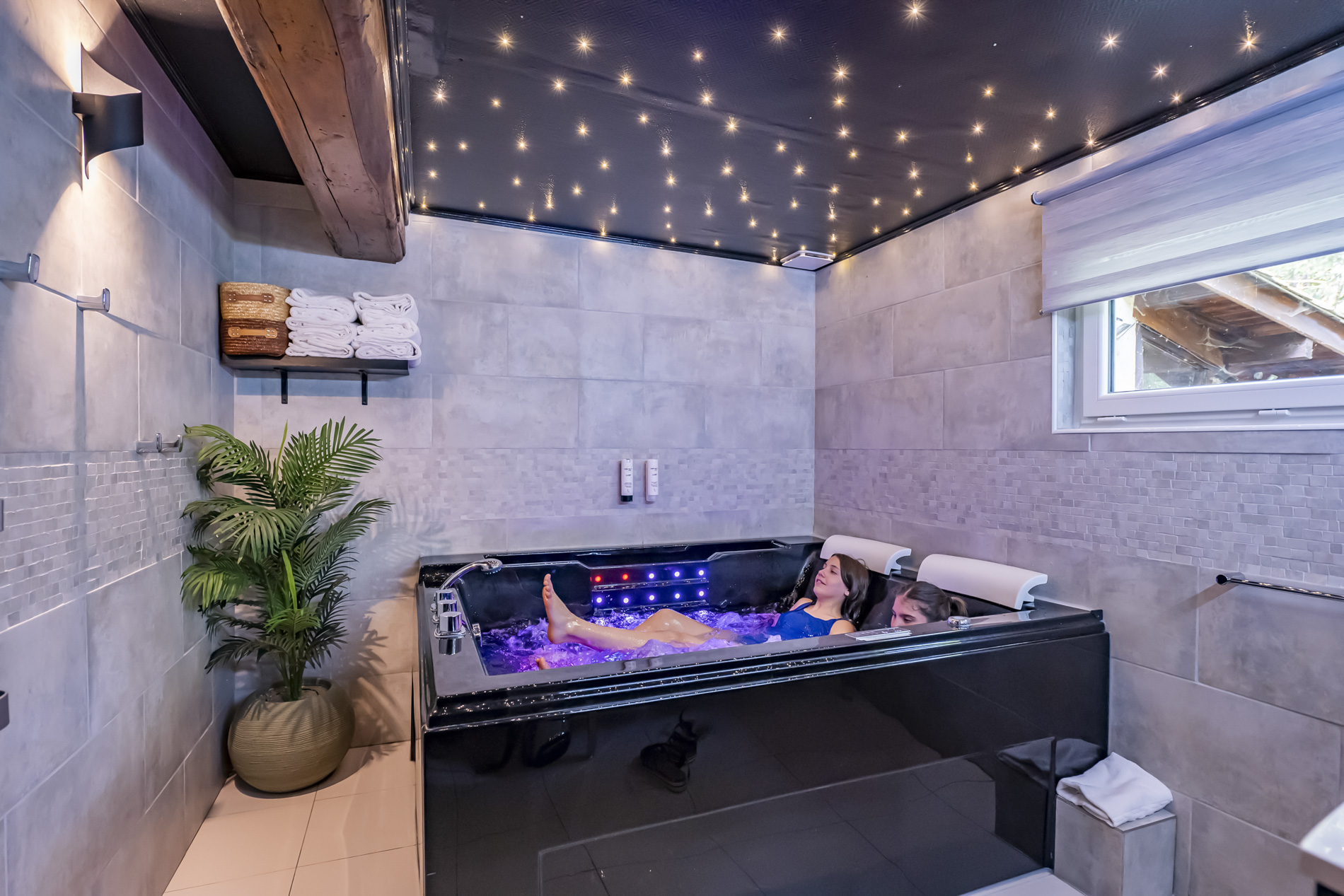 Gîte avec jacuzzi — Maison insolite avec spa à Ain à Meillonnas — vue intérieure