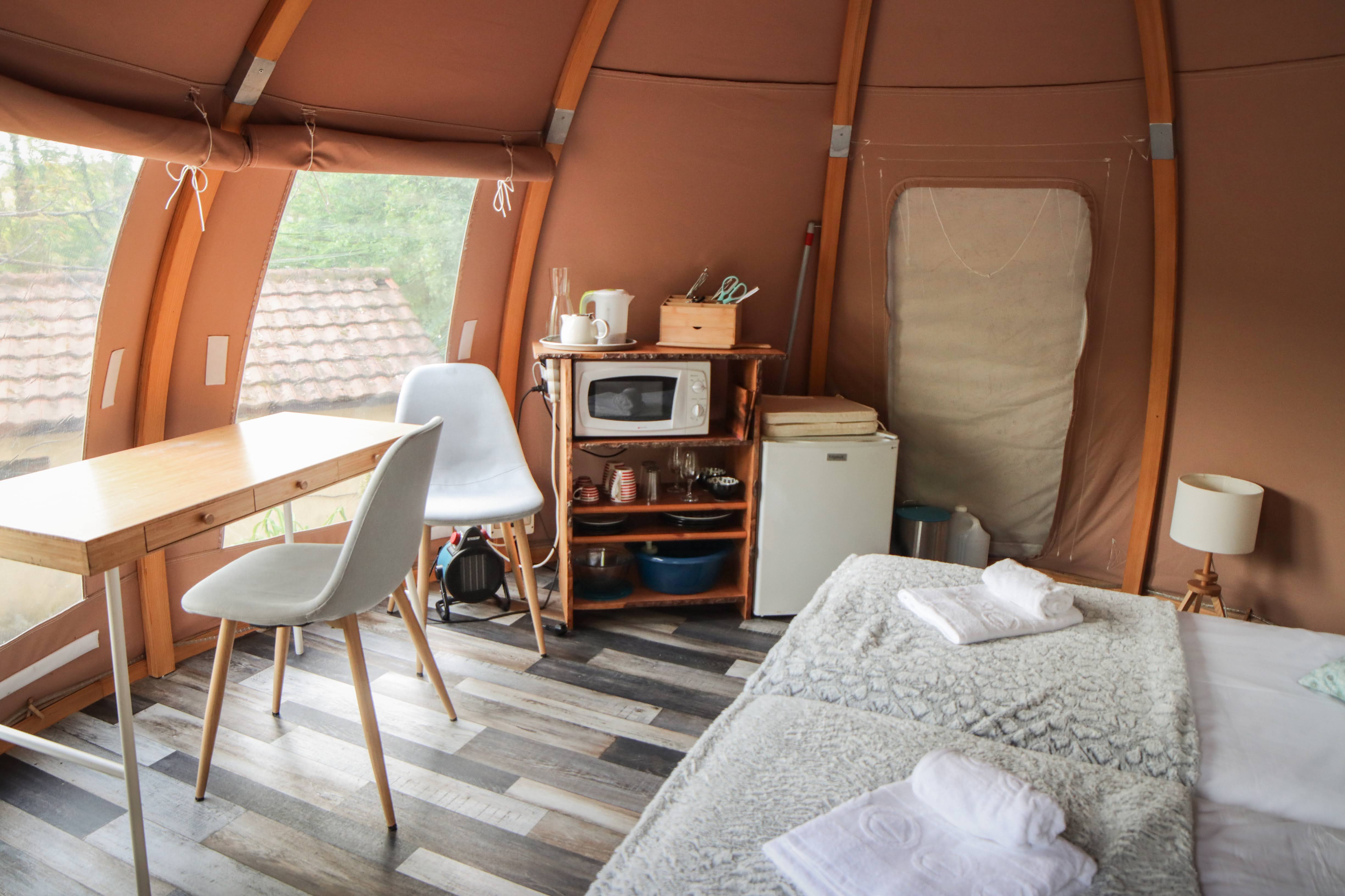 Vivez l'expérience unique du Wigwam Polaris en Alsace à Niederbronn-Les-Bains — vue intérieure