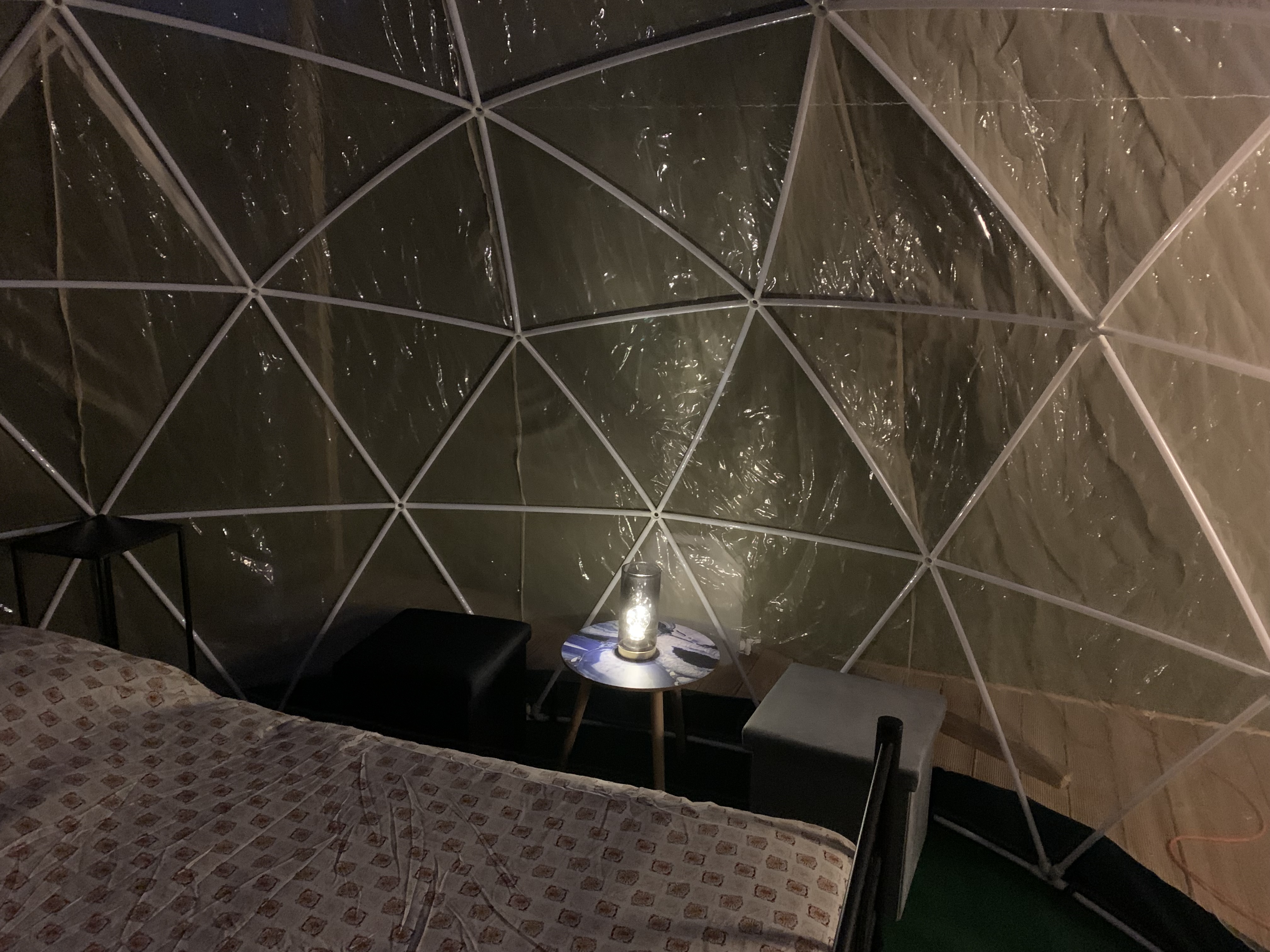 Évasion étoilée : Jolie bulle avec spa à Villiers Au Bouin à Villiers Au Bouin — espace de vie