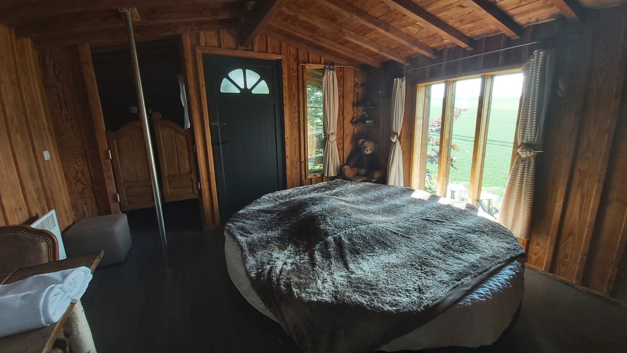 L'Ourson Love : une cabane sur pilotis au cœur de la Picardie à Essuiles — chambre