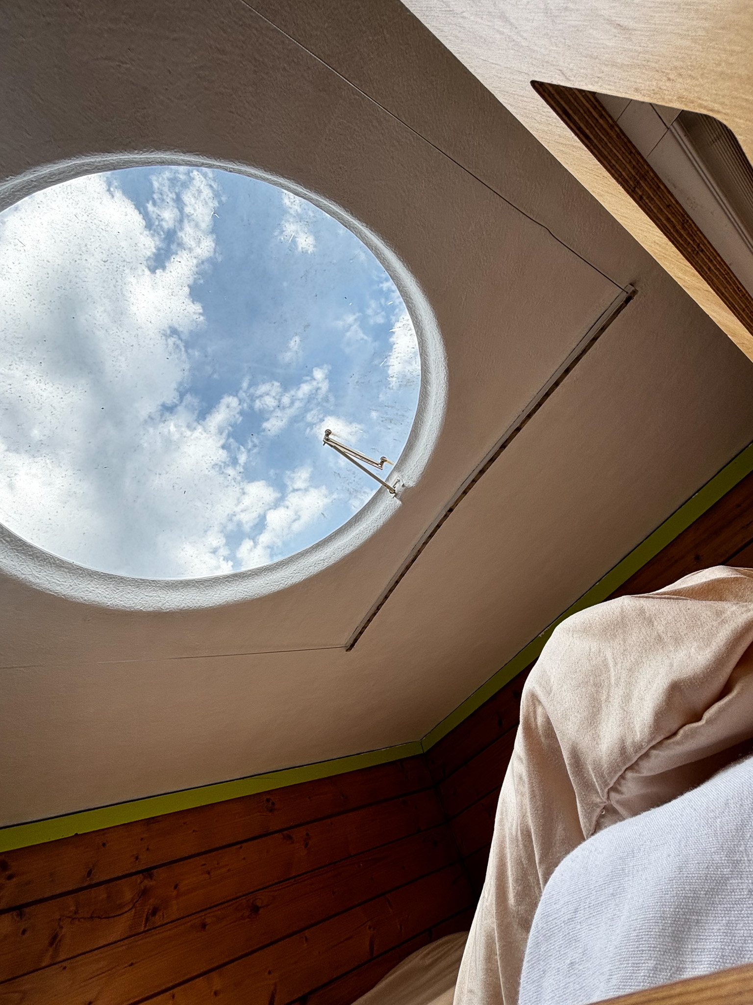 Carré d'étoiles Vénus : une cabane poétique au cœur de la nature à La Chapelle Blanche St Martin — cuisine