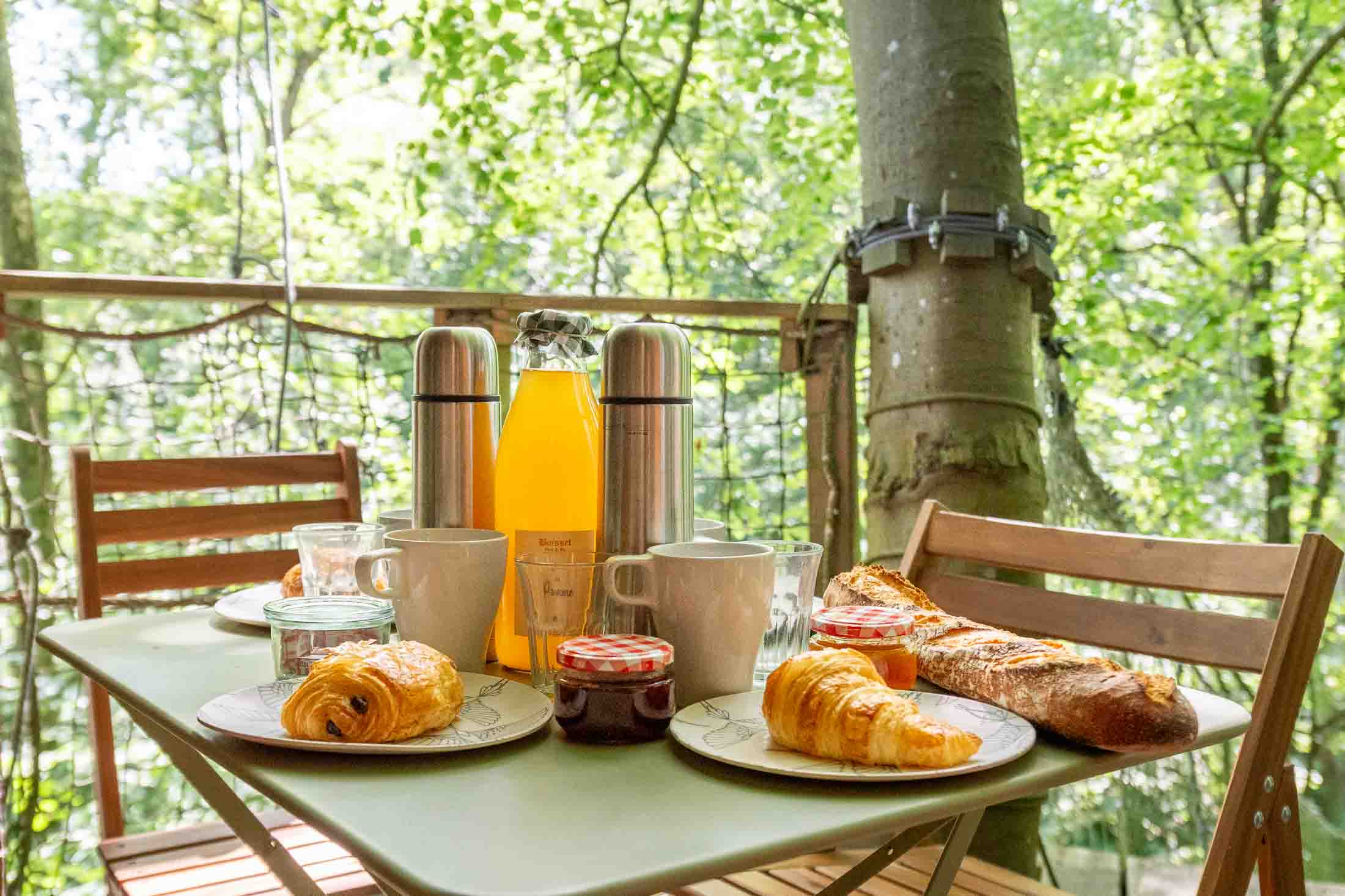 Cabane Mésange — Nuit perchée à 17m dans les arbres en Calvados à Noues de Sienne — chambre