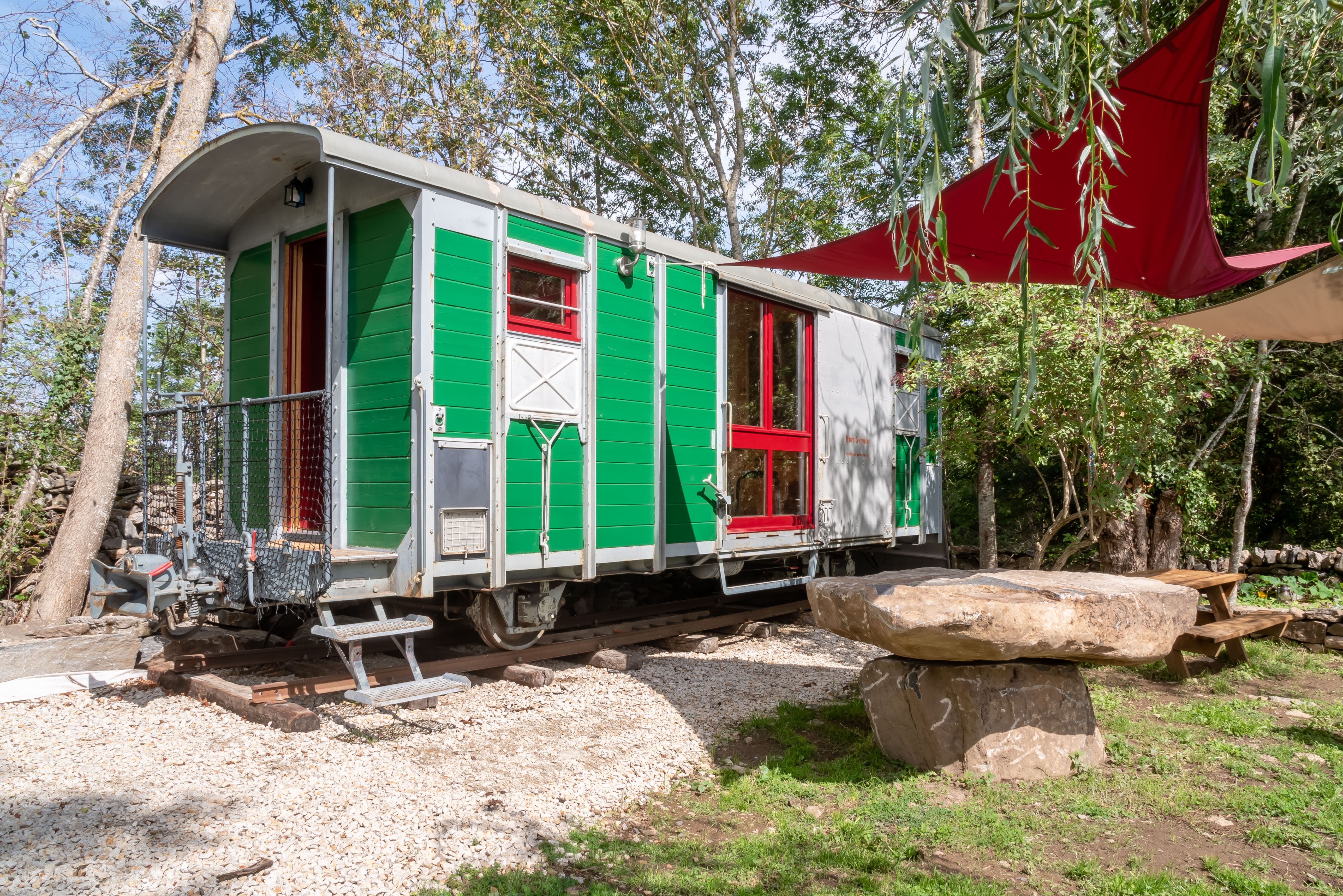 Le Wagon des Freytisses : une expérience insolite en Auvergne à Bessamorel — vue intérieure
