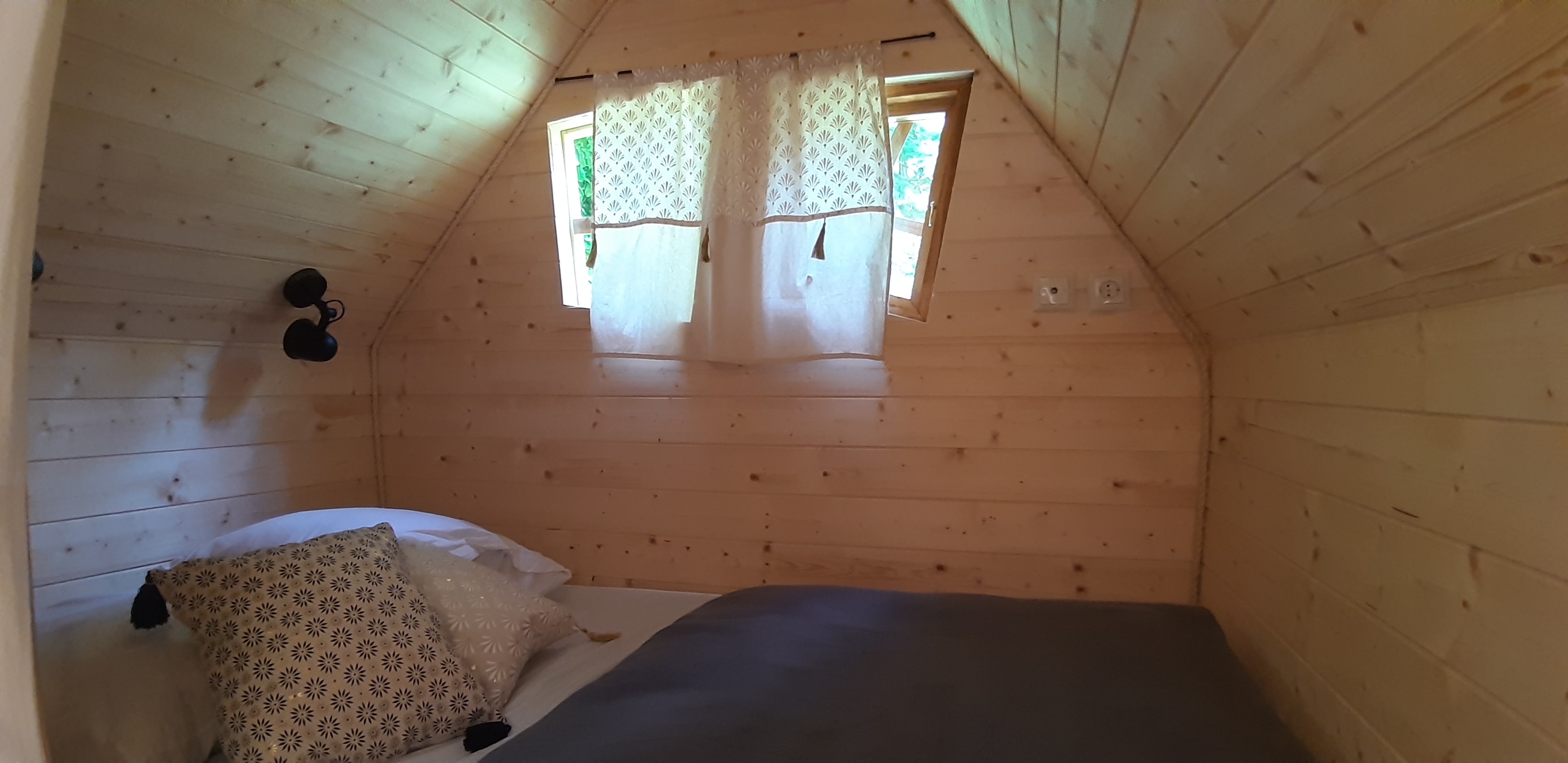 Cabane enchantée — Séjour magique avec spa à Ardèche à Aubenas — chambre