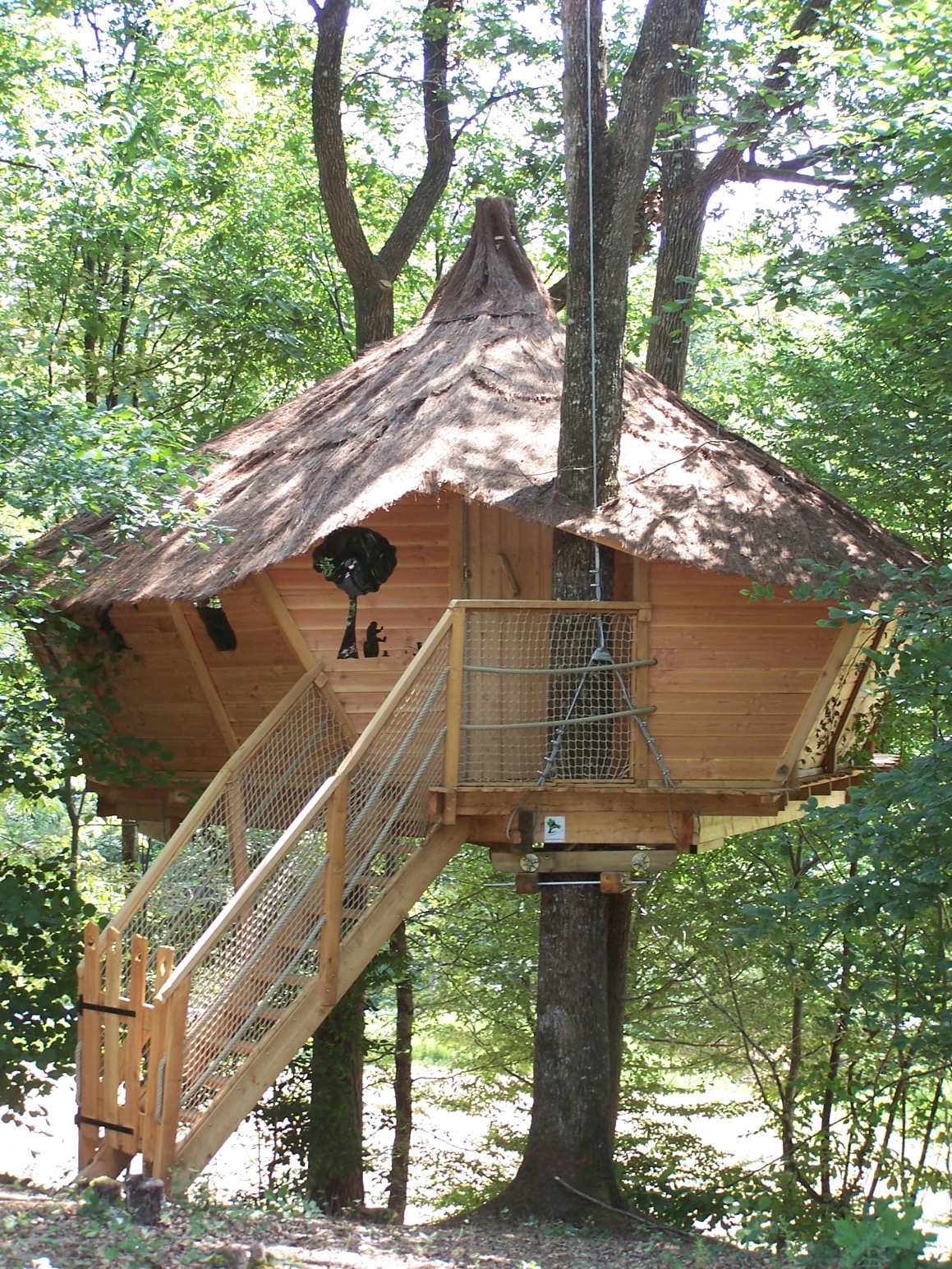 Évasion en cabane familiale dans les arbres à Sainte-Catherine De Fierbois — vue intérieure