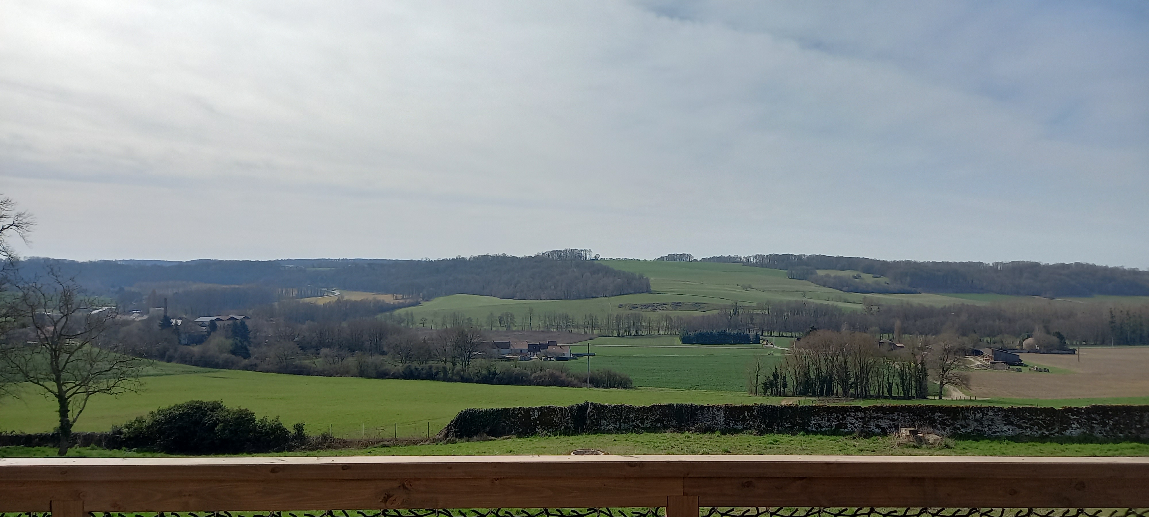 La Cabane de l'Ecureuil — Cabane sur pilotis avec vue panoramique à Marne à Châlons-en-Champagne — vue depuis la terrasse