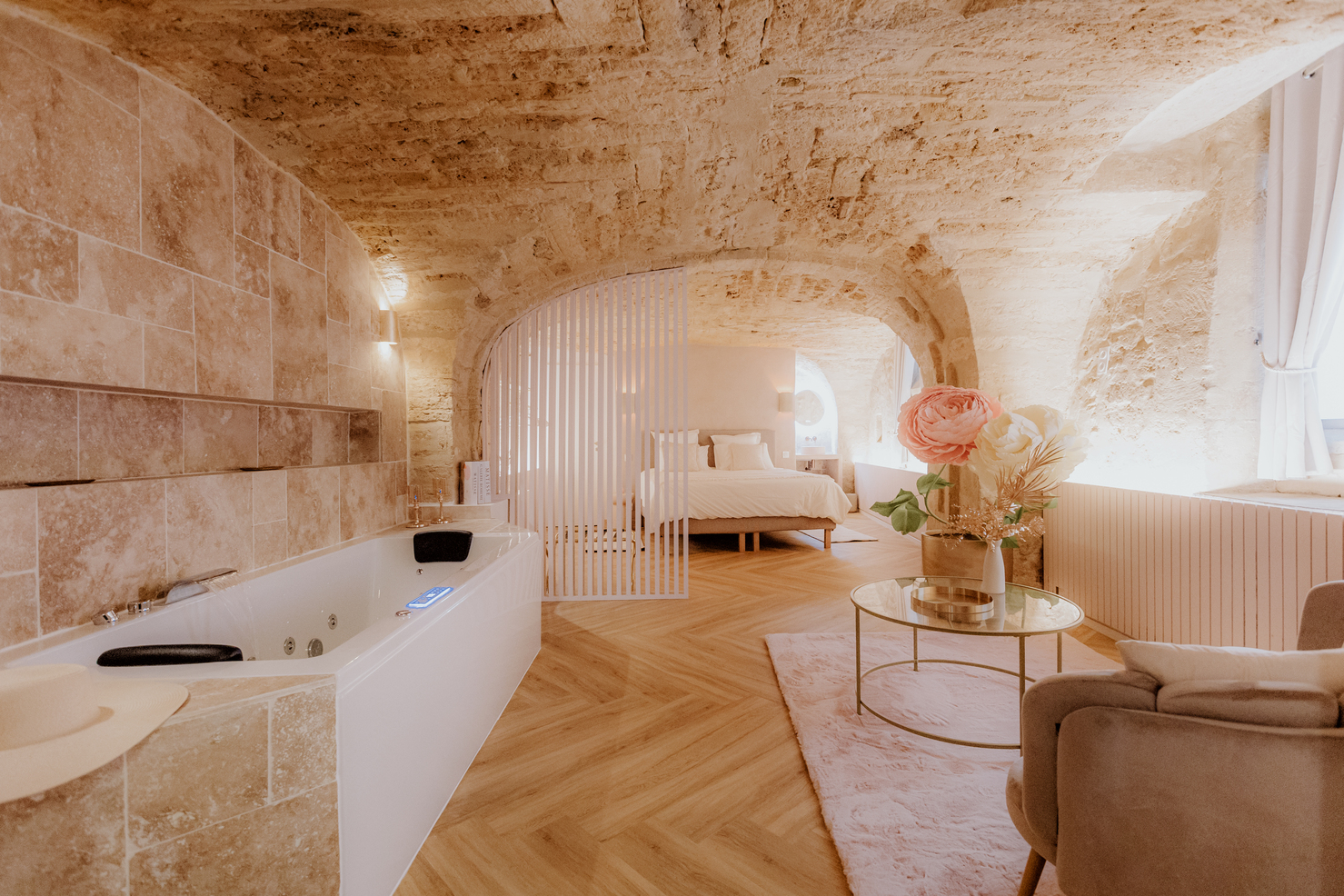 Évasion sensorielle dans une suite de luxe avec spa privatif à Montpellier — salle de bain