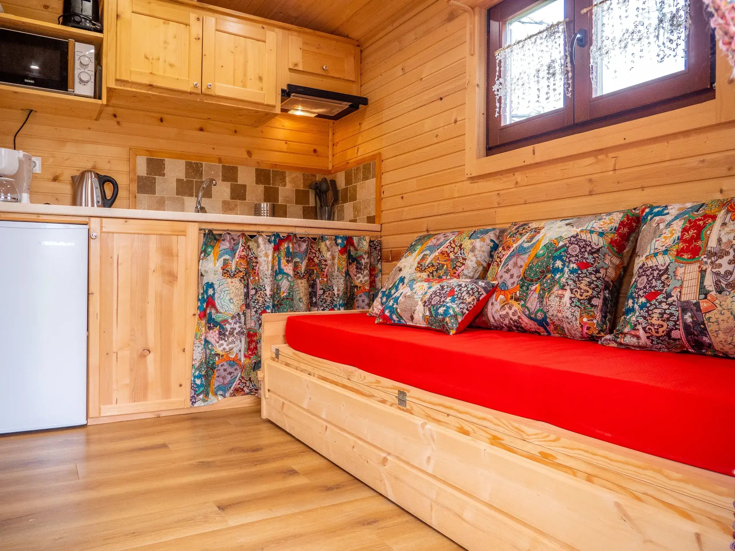 Roulotte Les Chardonnerets — Évasion au bord d'un ruisseau en Ariège à Foix — détail architectural