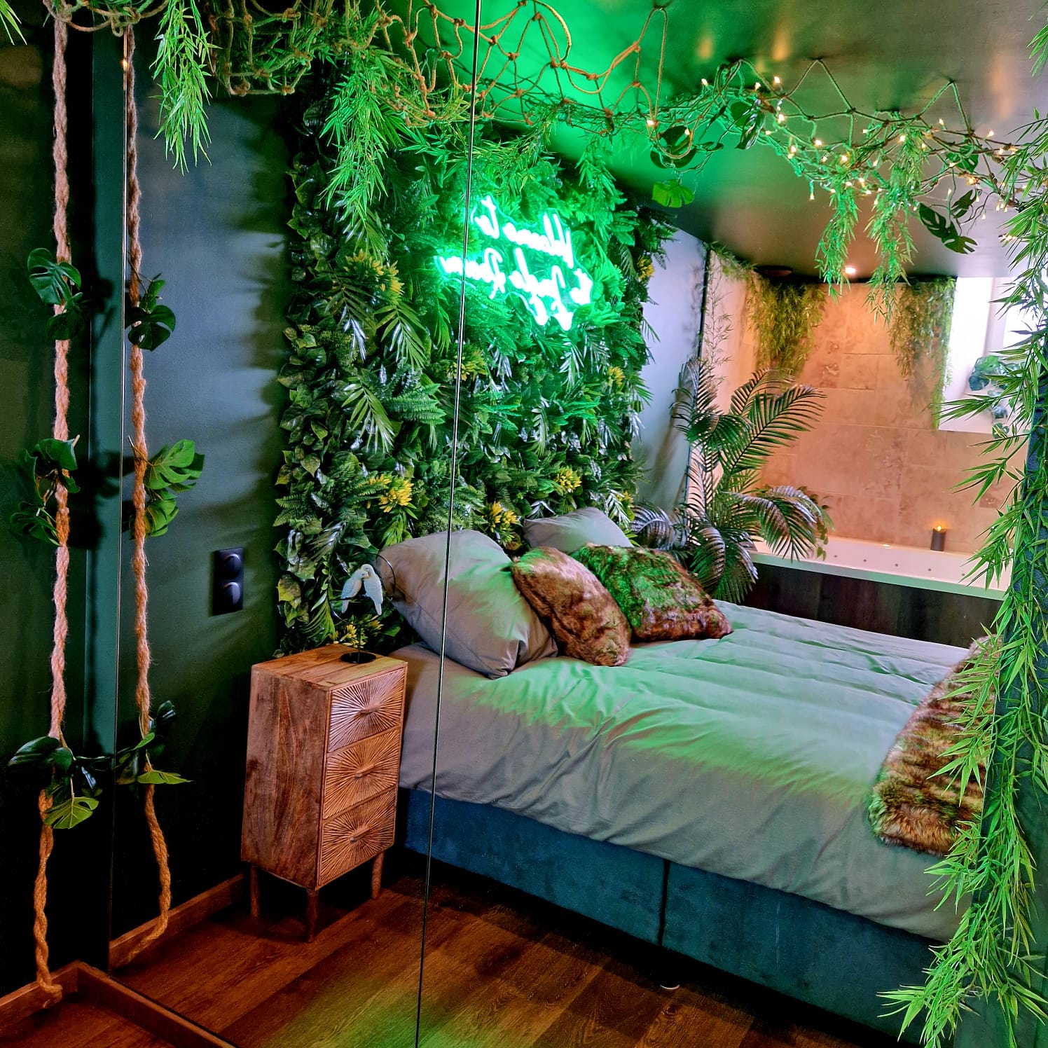 Jungle Room & Spa — Hébergement insolite avec balnéothérapie à Puy-de-Dôme à Orcines — espace de vie
