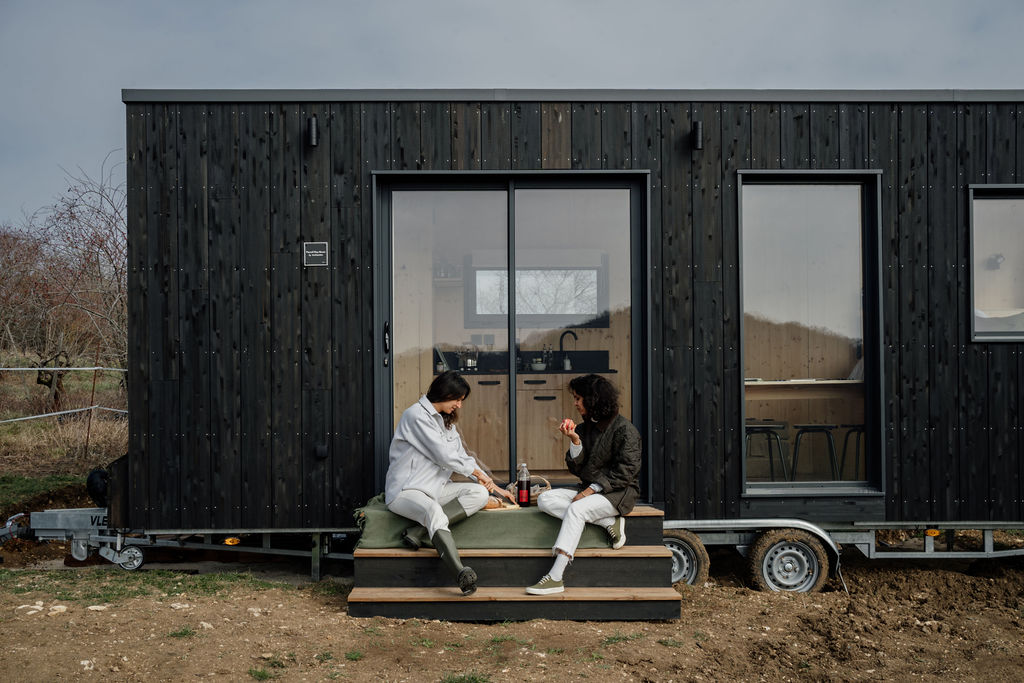 Tiny house moderne au cœur des montagnes et vignes du Bugey à Revonnas — détail architectural