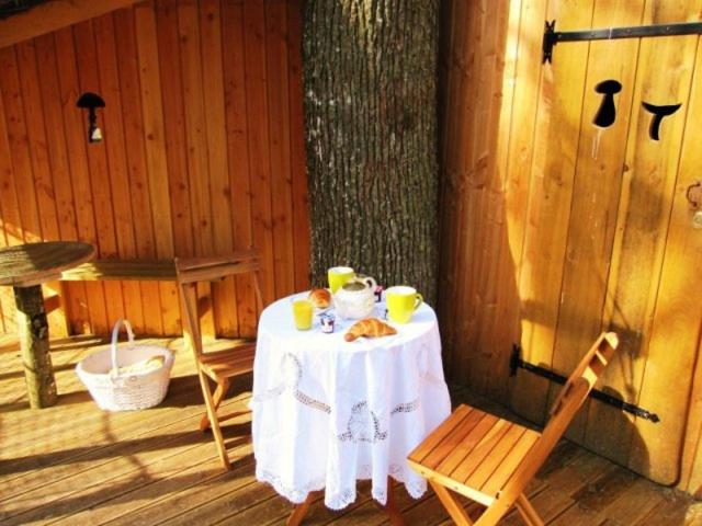 Cabane champignon : une expérience suspendue dans les arbres à Giffaumont — vue intérieure