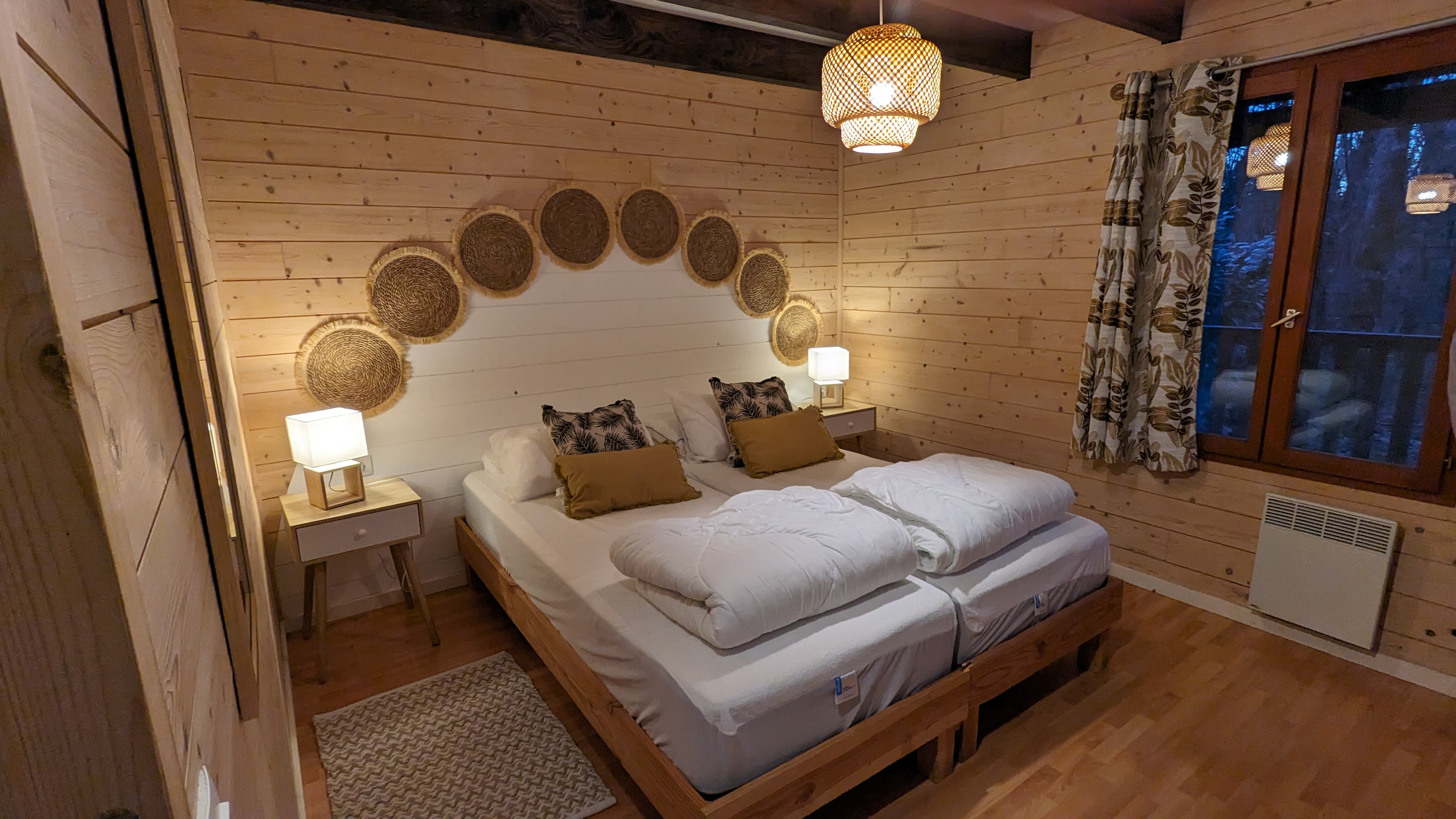 Chalet bois Hulotte avec spa : une expérience immersive en Aquitaine à Biron — espace de vie