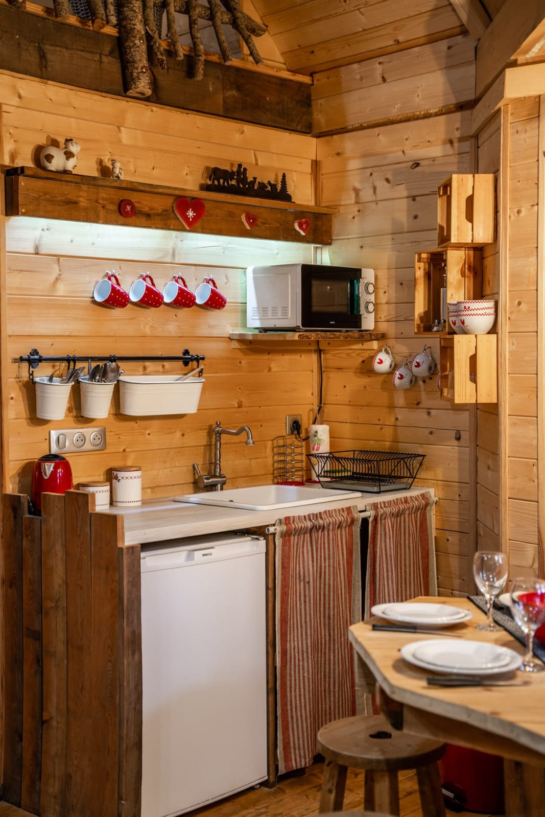 Cabane Spa Les Elfes : une escapade enchantée en hauteur à Saint Léger Les Mélèzes — détail architectural