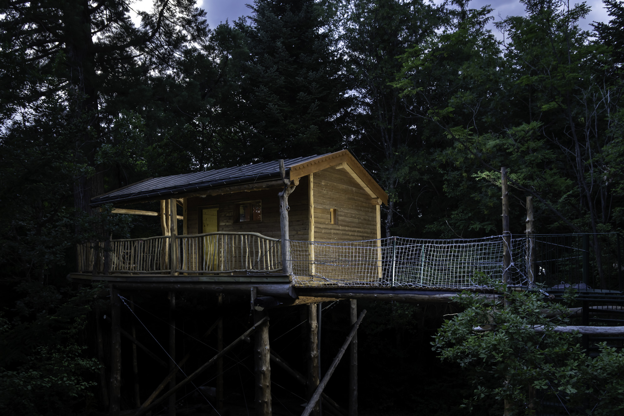 Cabane Spa Séquoia : une évasion romantique dans les arbres