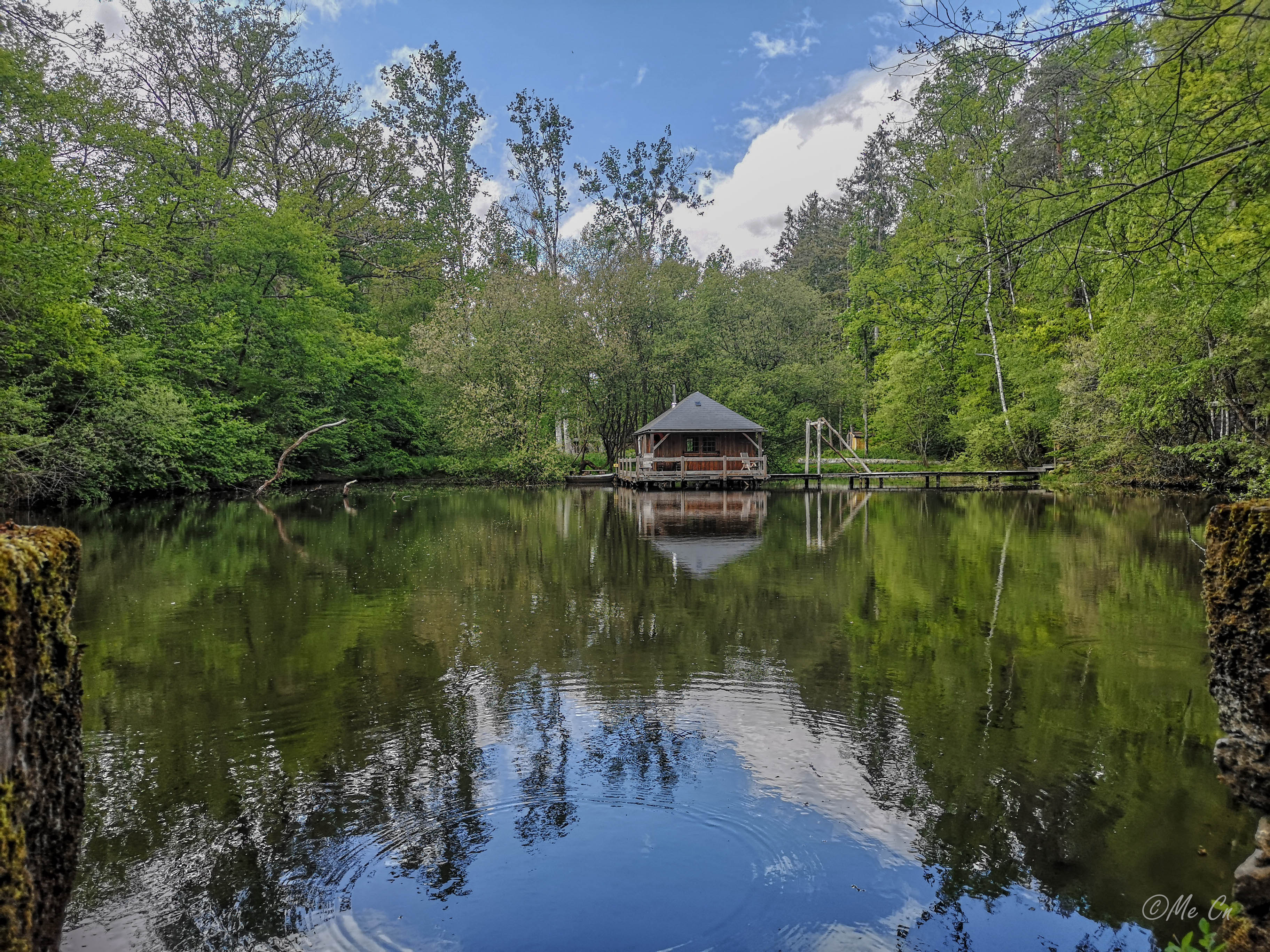 Cabane Martin-Pêcheur — Nuit sur pilotis à 8m en Mayenne — Cabane sur l'eau à La Chapelle-Anthenaise