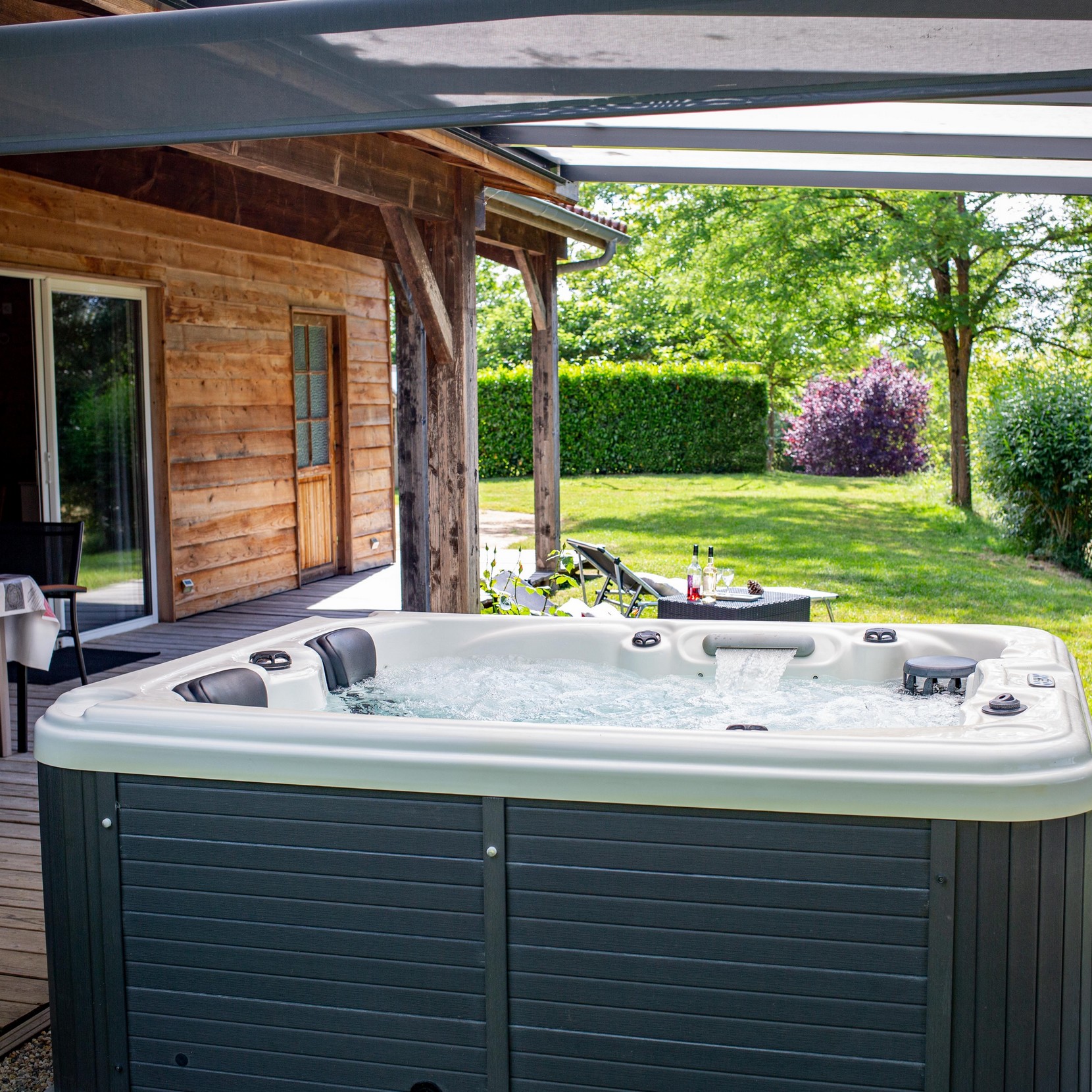 Chalet Spa Cèdre — Chalet avec jacuzzi à Gers à Bassoues — espace de vie