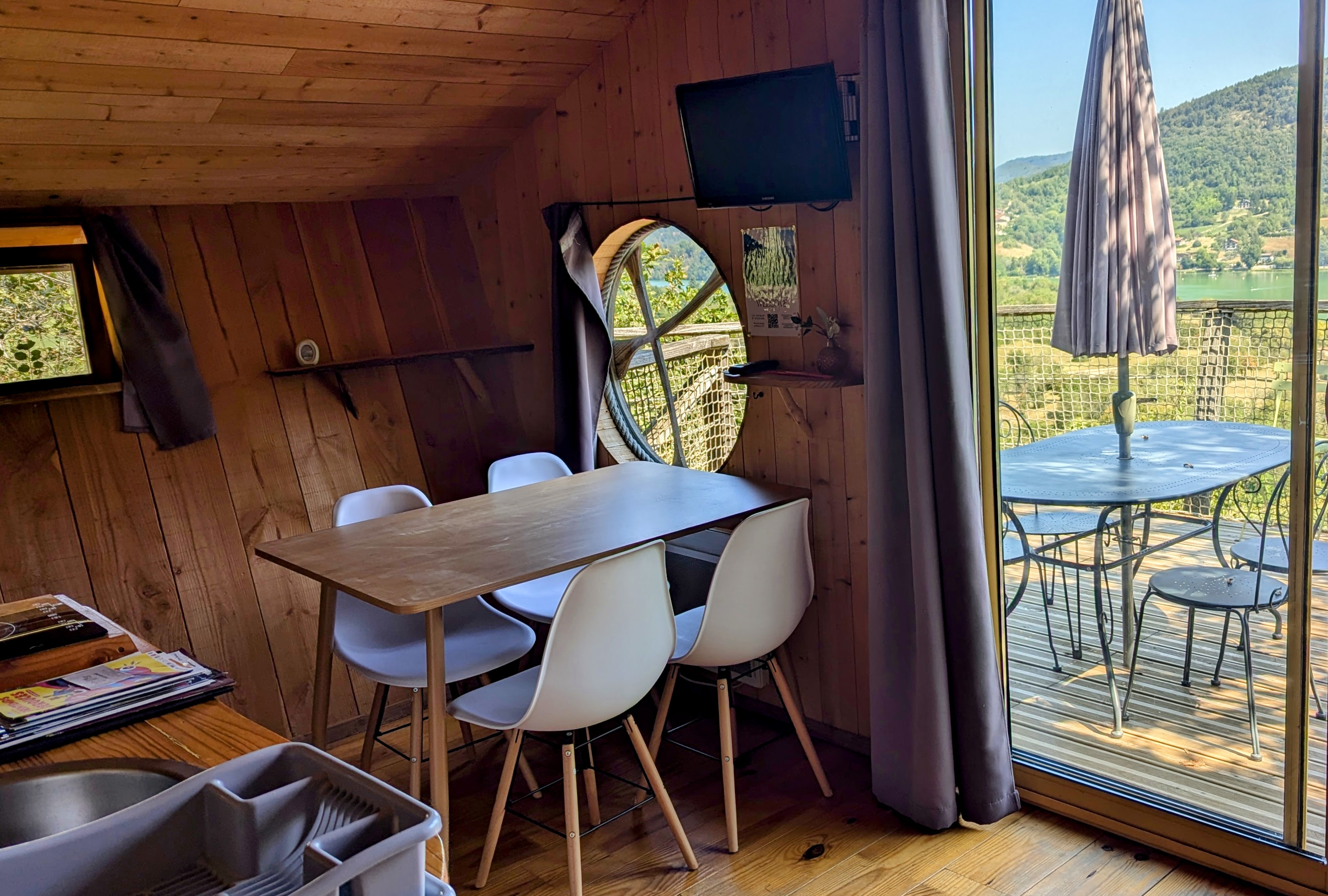 La Chênaie : une cabane sur pilotis pour une immersion en nature à Serrières-Sur-Ain — chambre