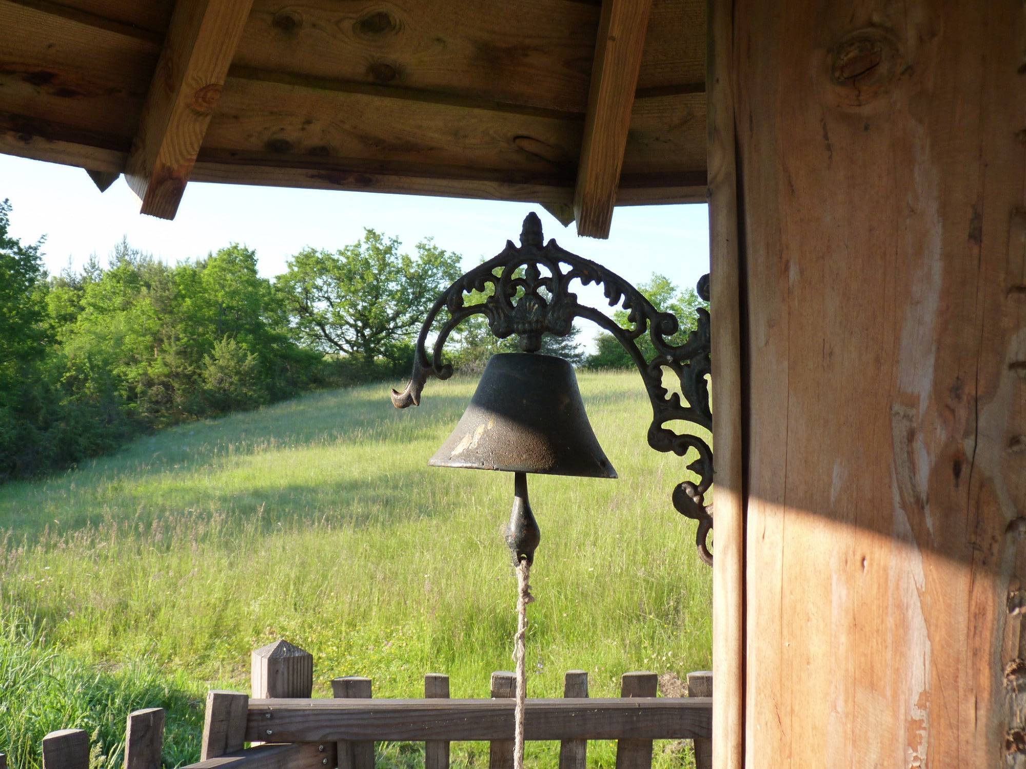 La Cabane-Spa Hobbit : une expérience immersive en Aquitaine à Salignac-Eyvigues — espace de vie