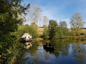 Cabane des Demoiselles : une expérience flottante en Bourgogne à Saint-Didier-Sur-Arroux — espace de vie