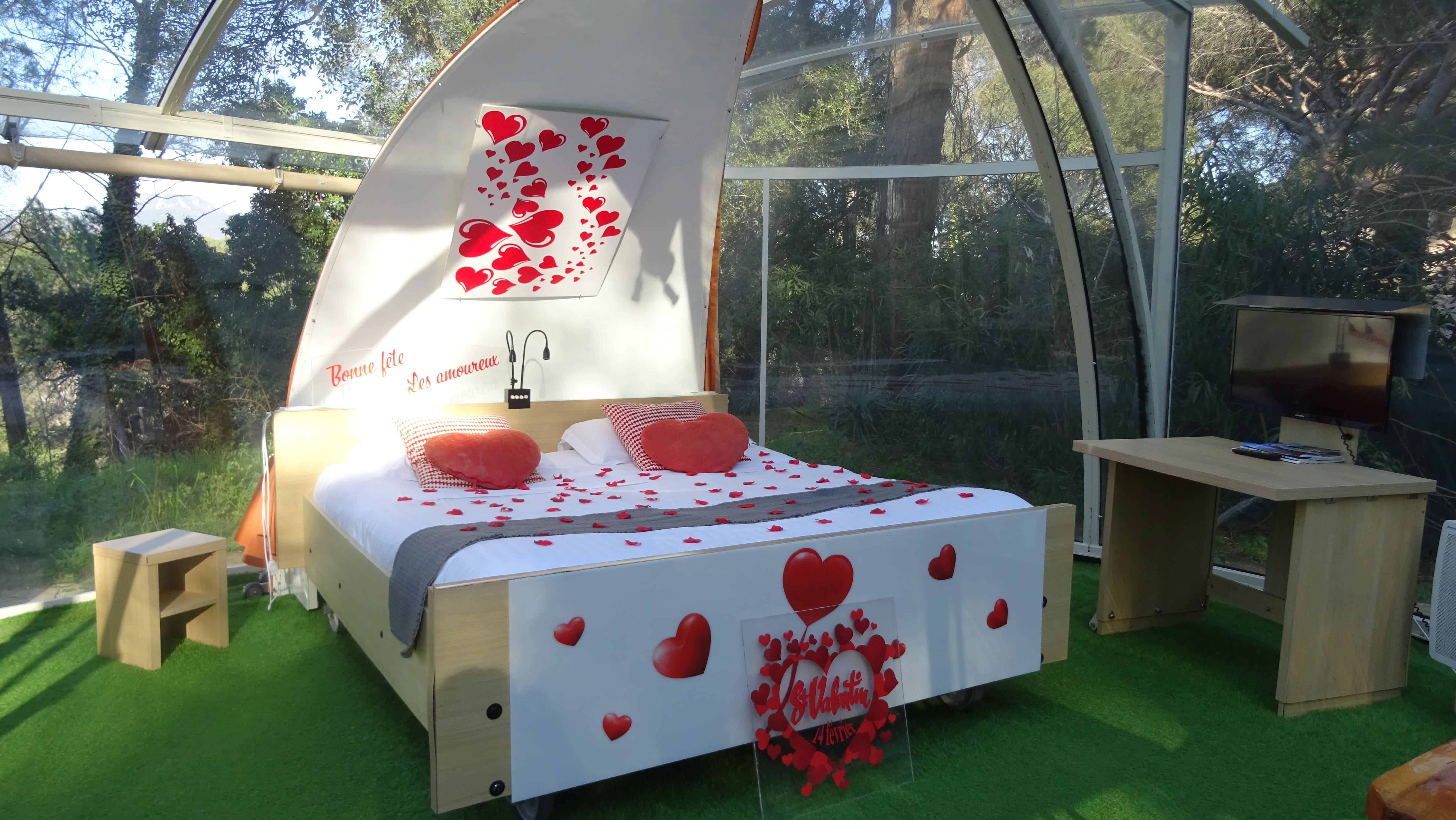 Bulle sur le toit — Nuit étoilée avec baignoire balnéo à Var à Draguignan — espace de vie