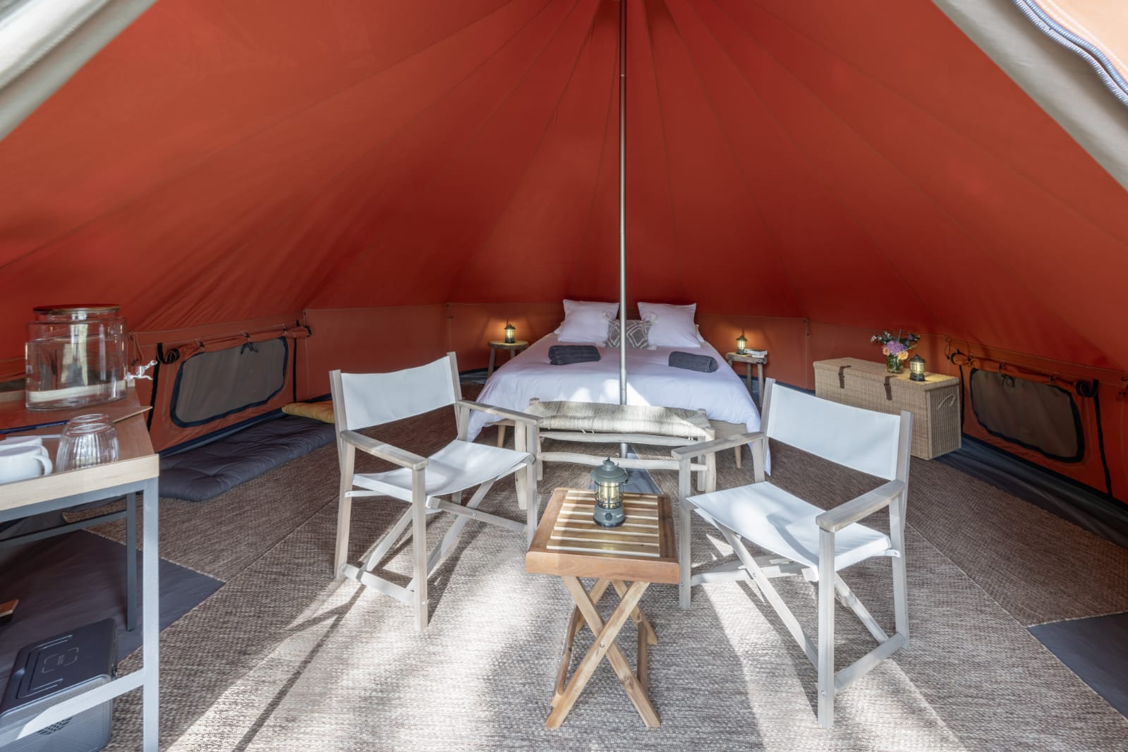 Évasion sous les étoiles : Tente lodge aux Toiles du Cassis à Plassac-Rouffiac — vue intérieure