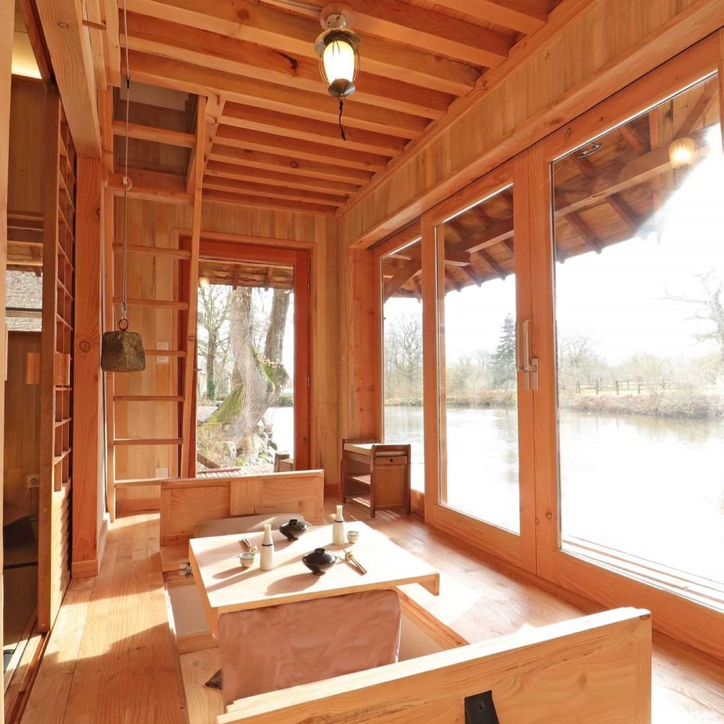 Le Pavillon Japonais : une cabane sur pilotis en pleine nature à Sainte-Honorine-La-Chardonne — vue depuis la terrasse