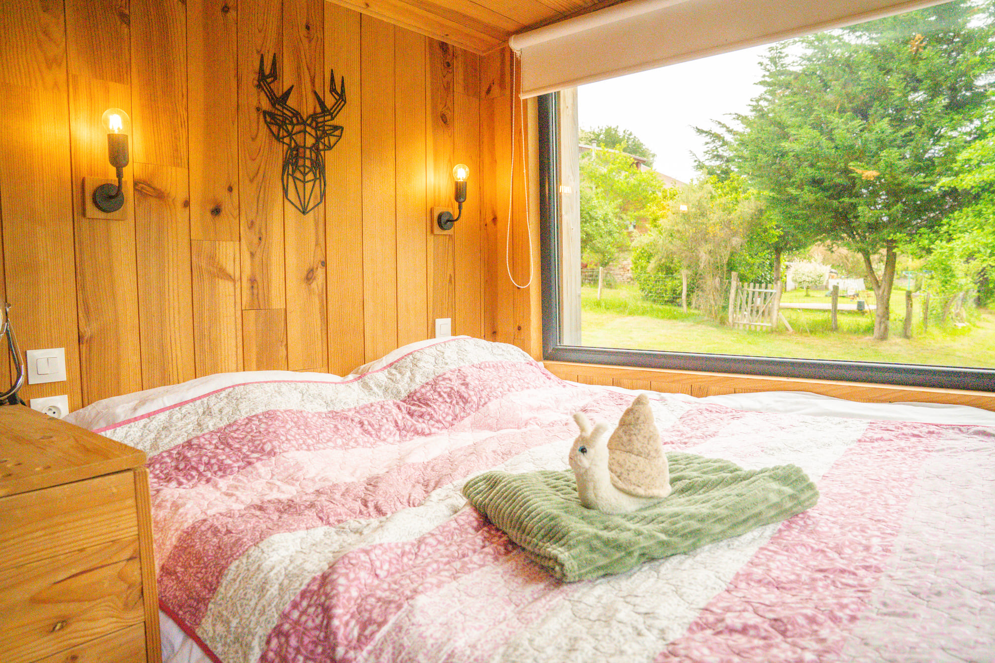 L’Escargoterie de la Forge : une immersion champêtre en Tiny House à Uzemain — salle de bain