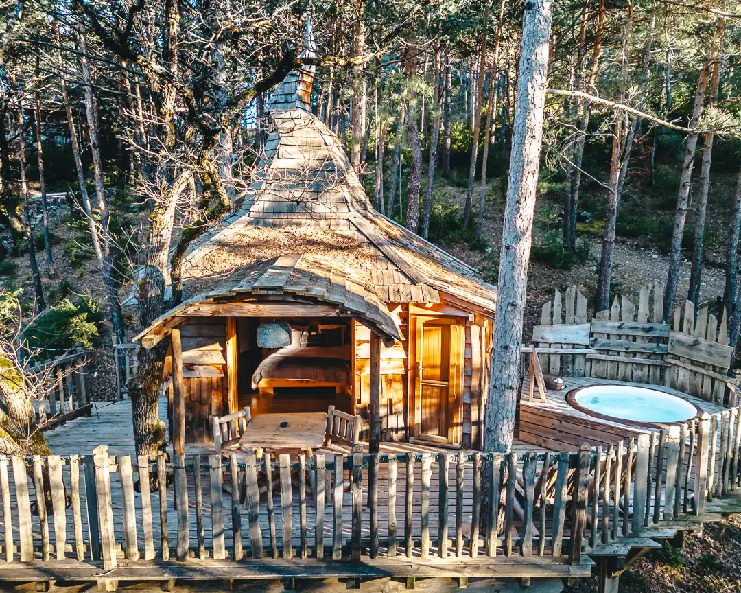 Aristoloche & Spa — Cabane dans les arbres à 7m dans les Hautes-Alpes à Gap — cuisine