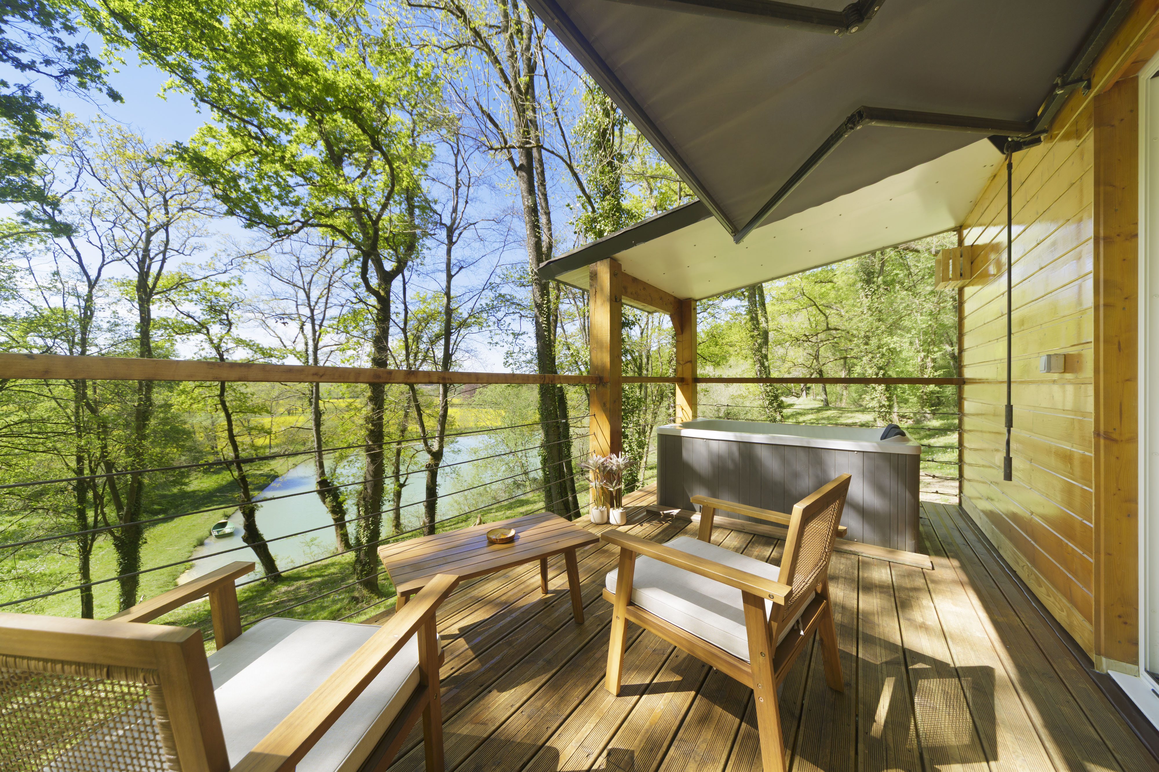 Évasion sensorielle dans la Cabane du Frêne avec spa privatif
