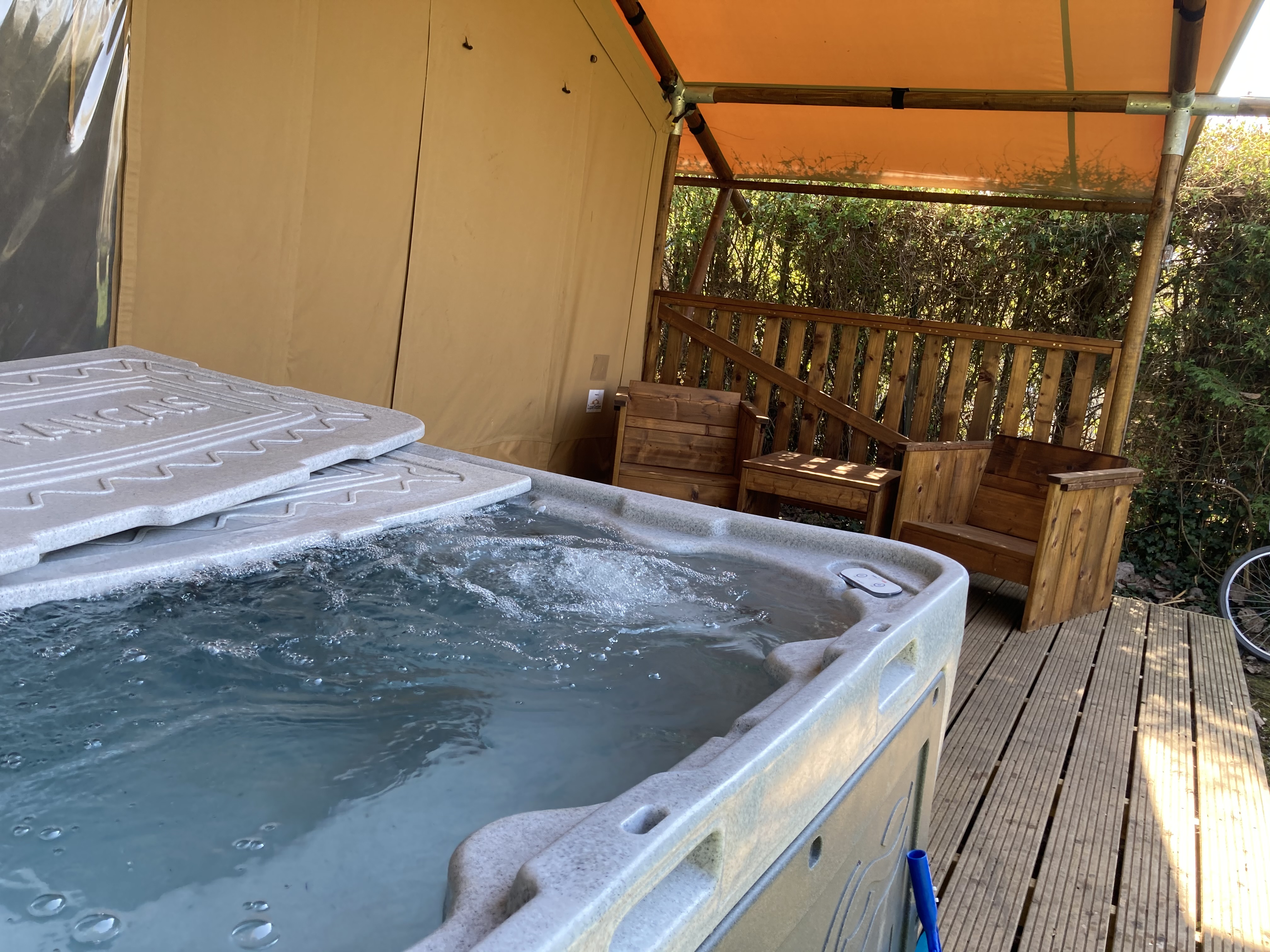Tente Woody Safari & Spa — Lodge safari avec spa à Oise à Clermont — vue intérieure