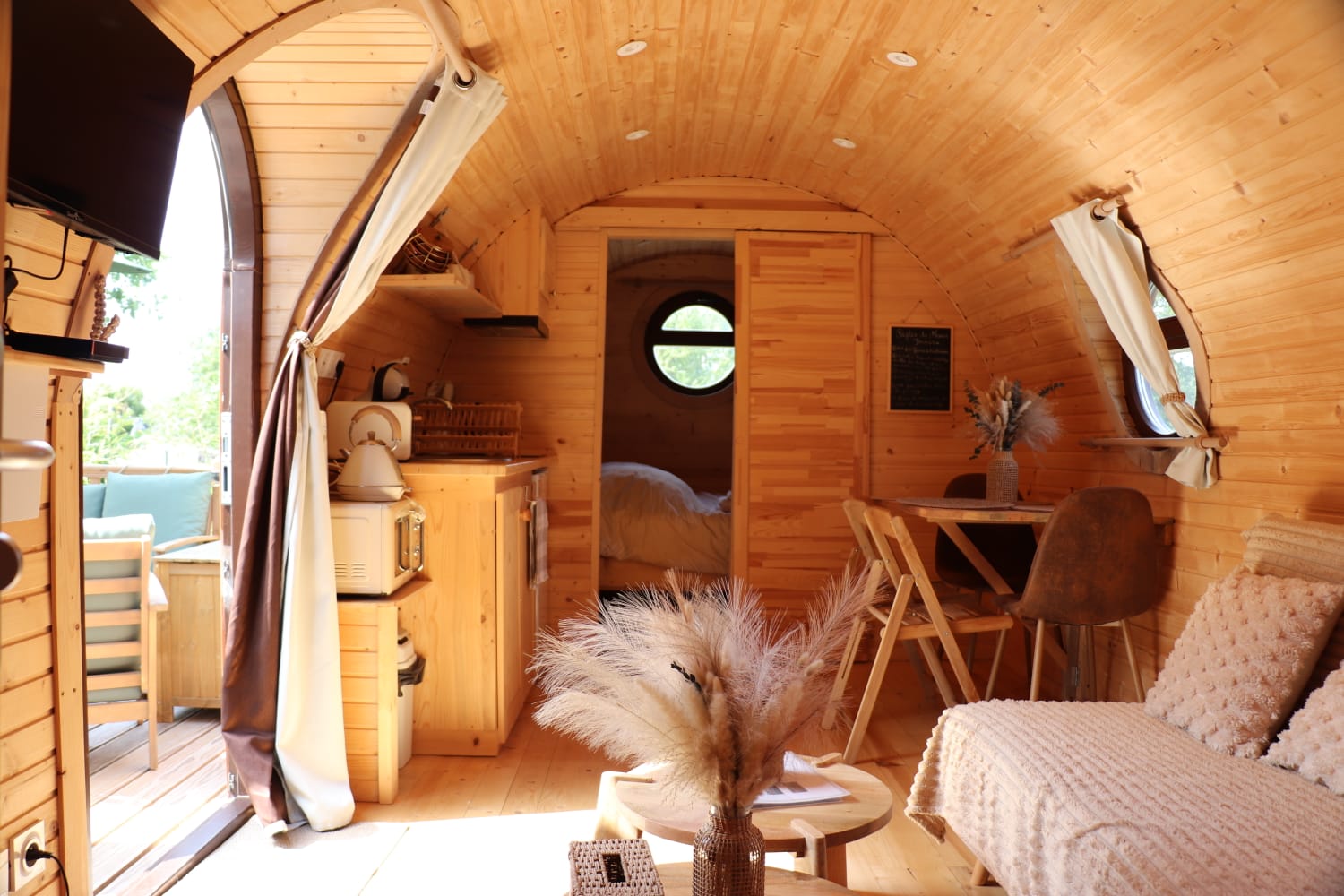 Le Mama Tonneau — Tonneau avec spa à Vieux-Château (Côte-d'Or) à Vieux-Château — chambre