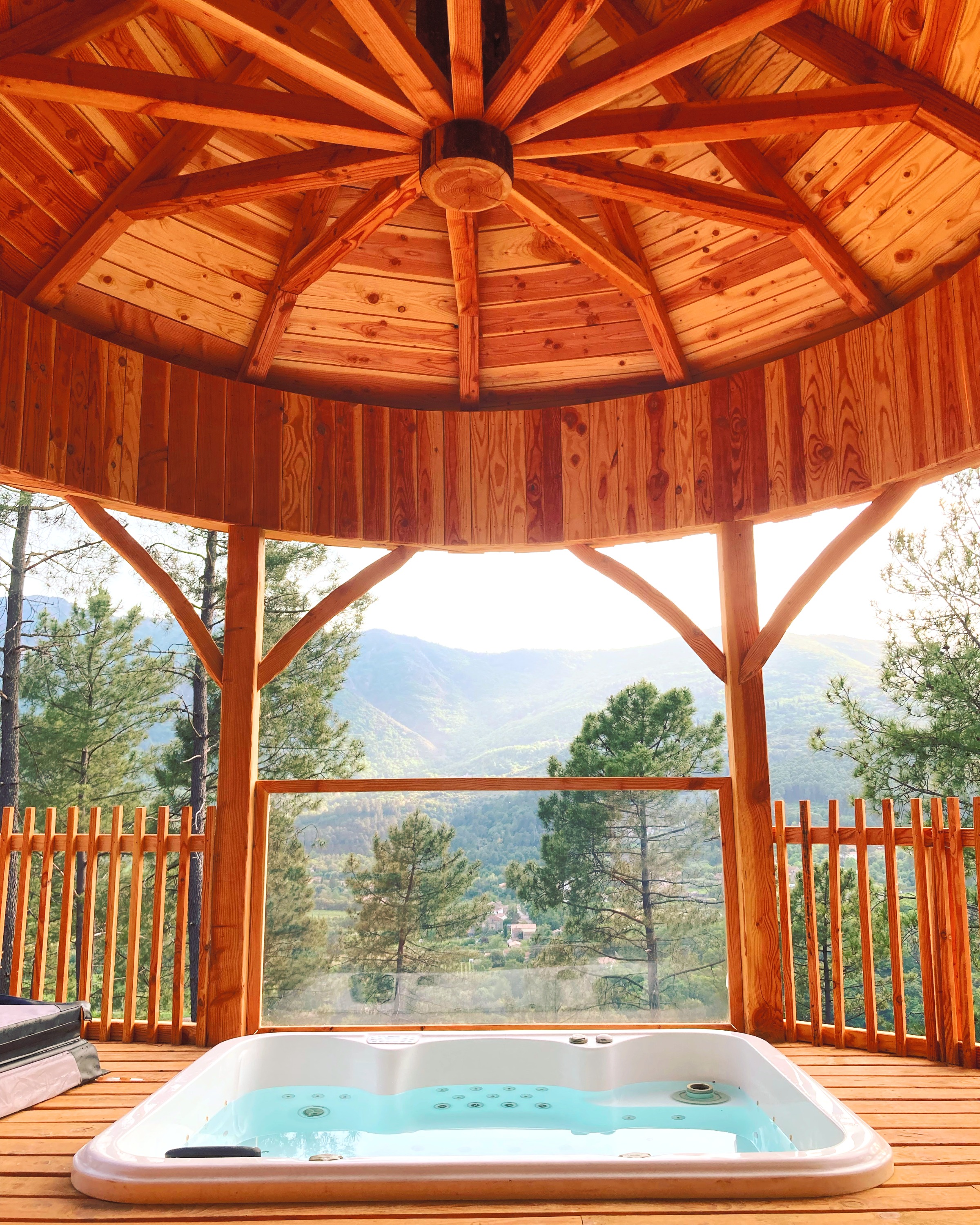 La cabane & spa Cassiopée — Nuit perchée à 9m en Ardèche à Aubenas — chambre