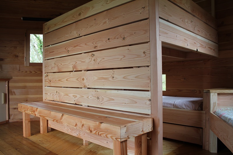 Cabane Les 3 Chouettes : une expérience suspendue dans les arbres à Batilly-En-Puisaye — cuisine
