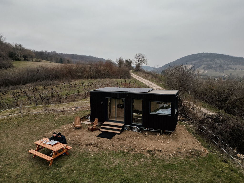 Tiny house moderne au cœur des montagnes et vignes du Bugey à Revonnas — vue intérieure