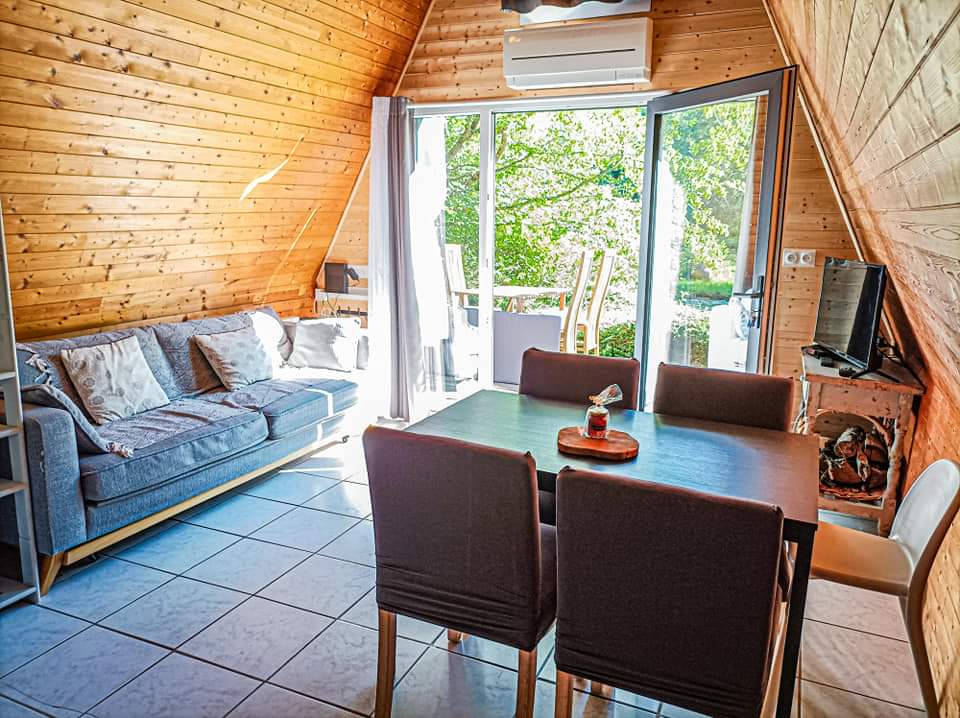 La Cabane du Pêcheur — Cabane au bord d'un étang de pêche à Sarlat à Sarlat-la-Canéda — chambre
