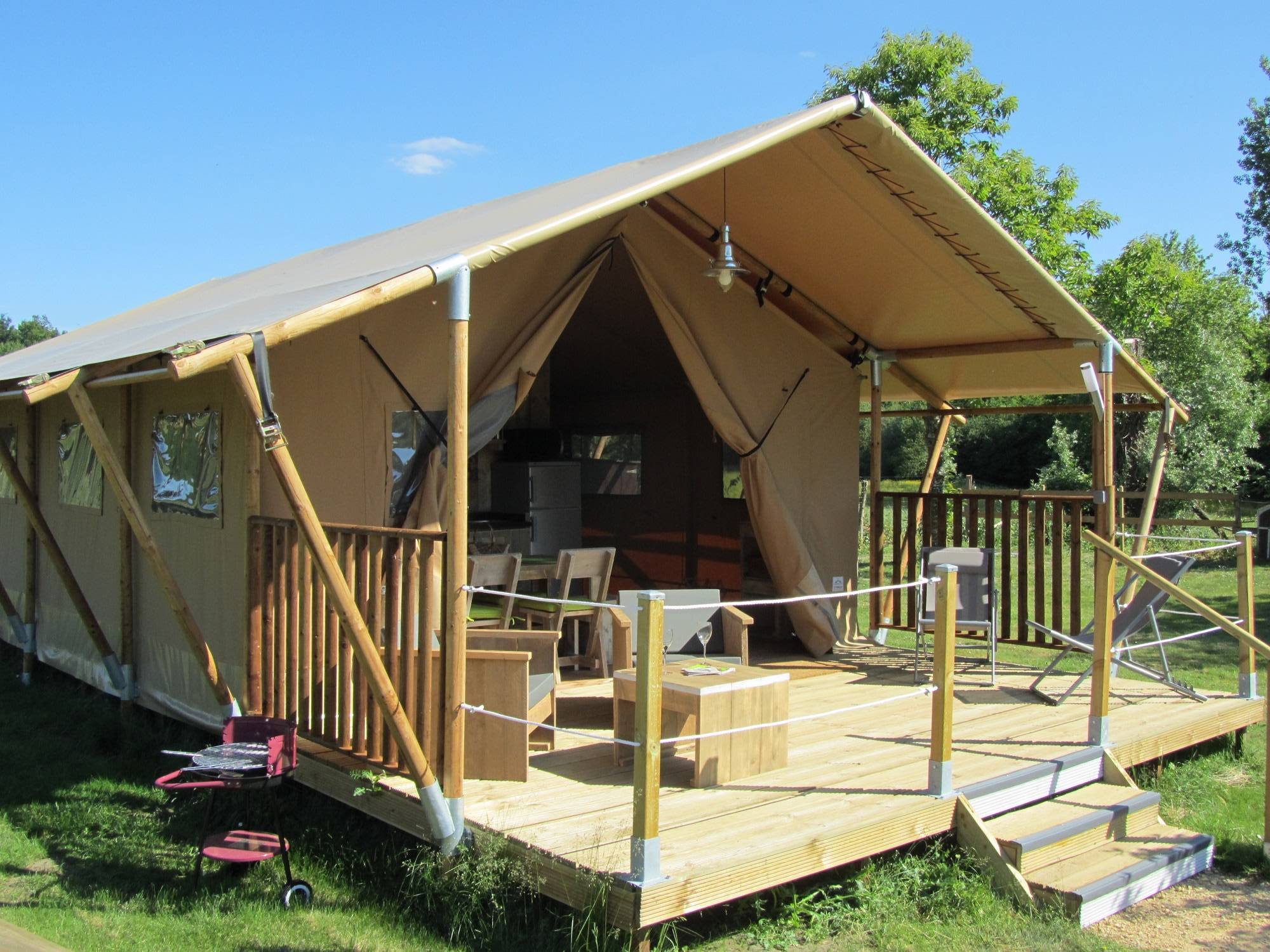 Tente Lodge la Briande : une immersion en pleine nature à Saires — espace de vie